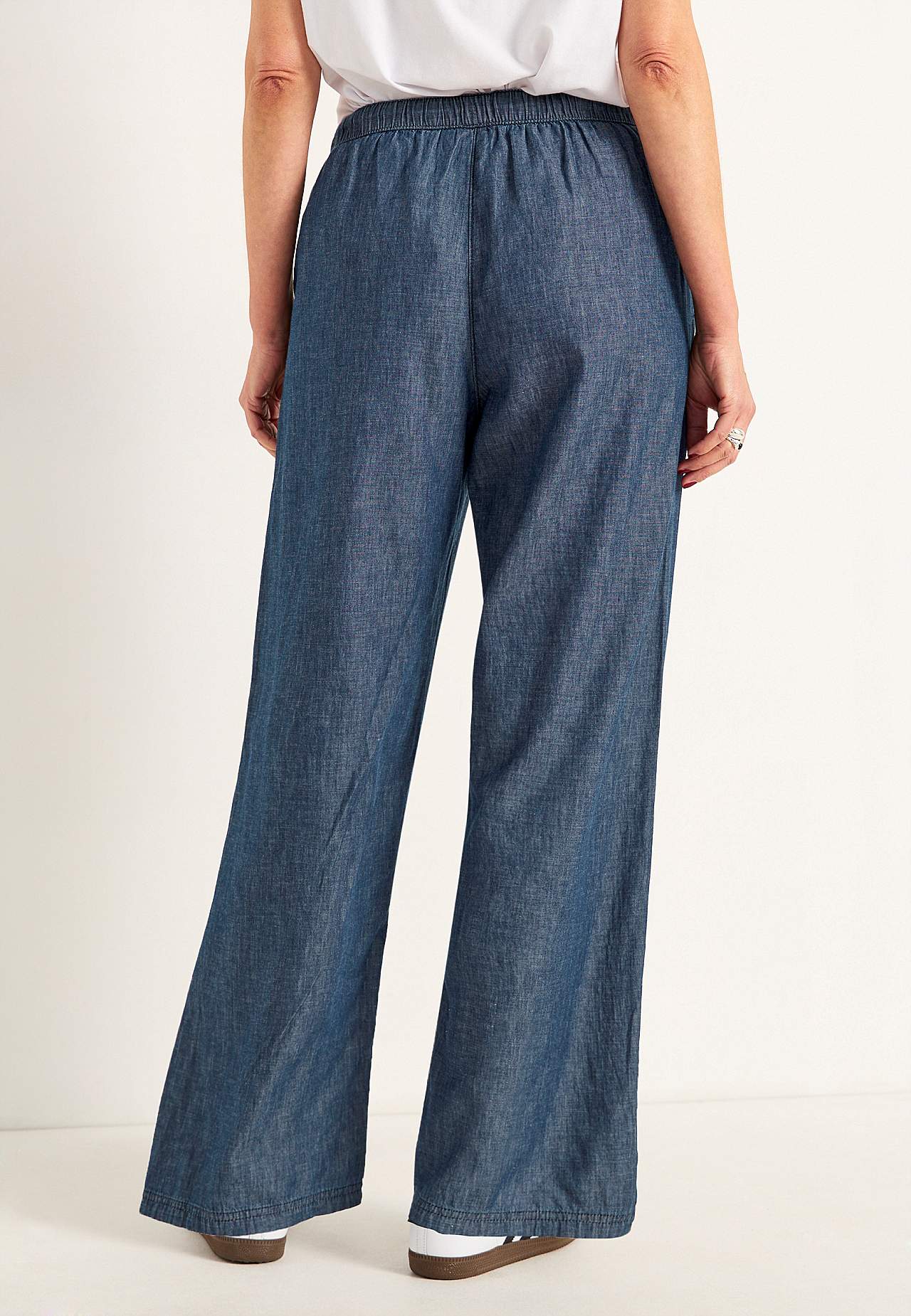Trousers in denim with wide legs