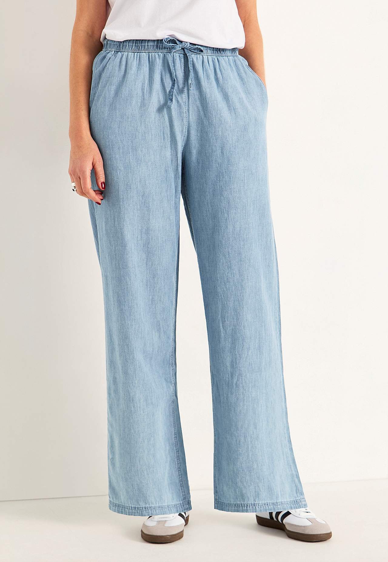 Trousers in denim with wide legs