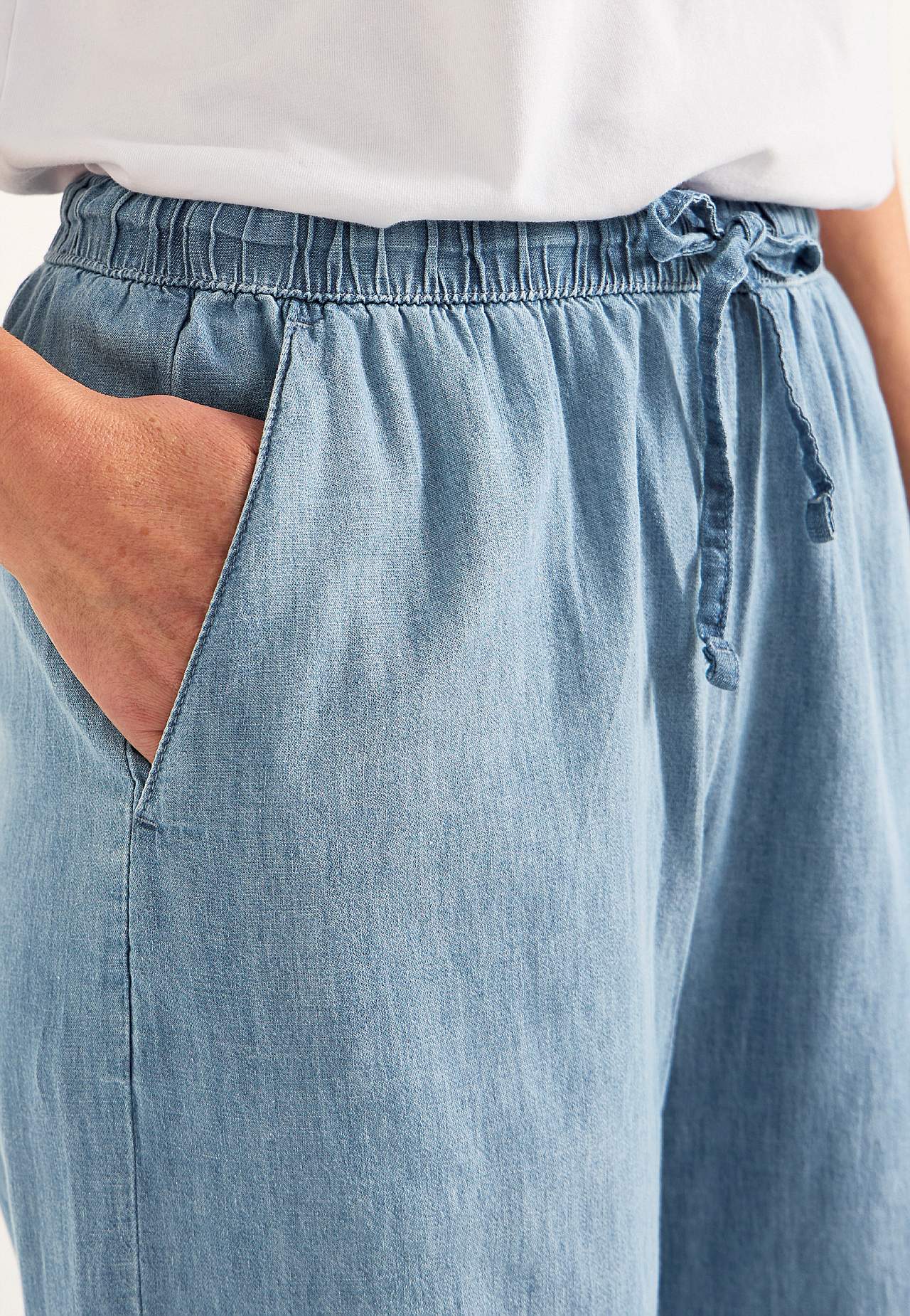 Trousers in denim with wide legs