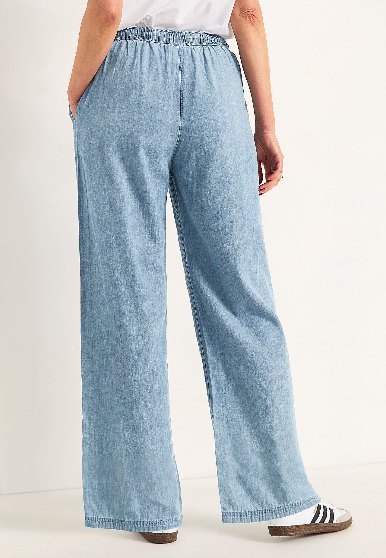 Trousers in denim with wide legs