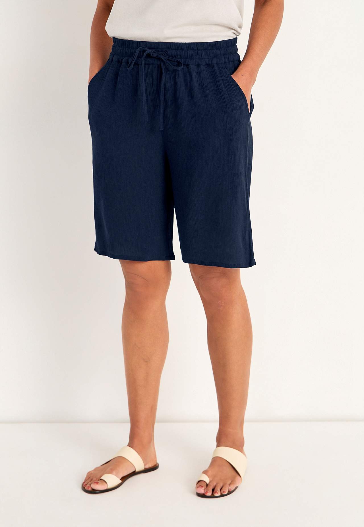 Shorts in viscose crepe