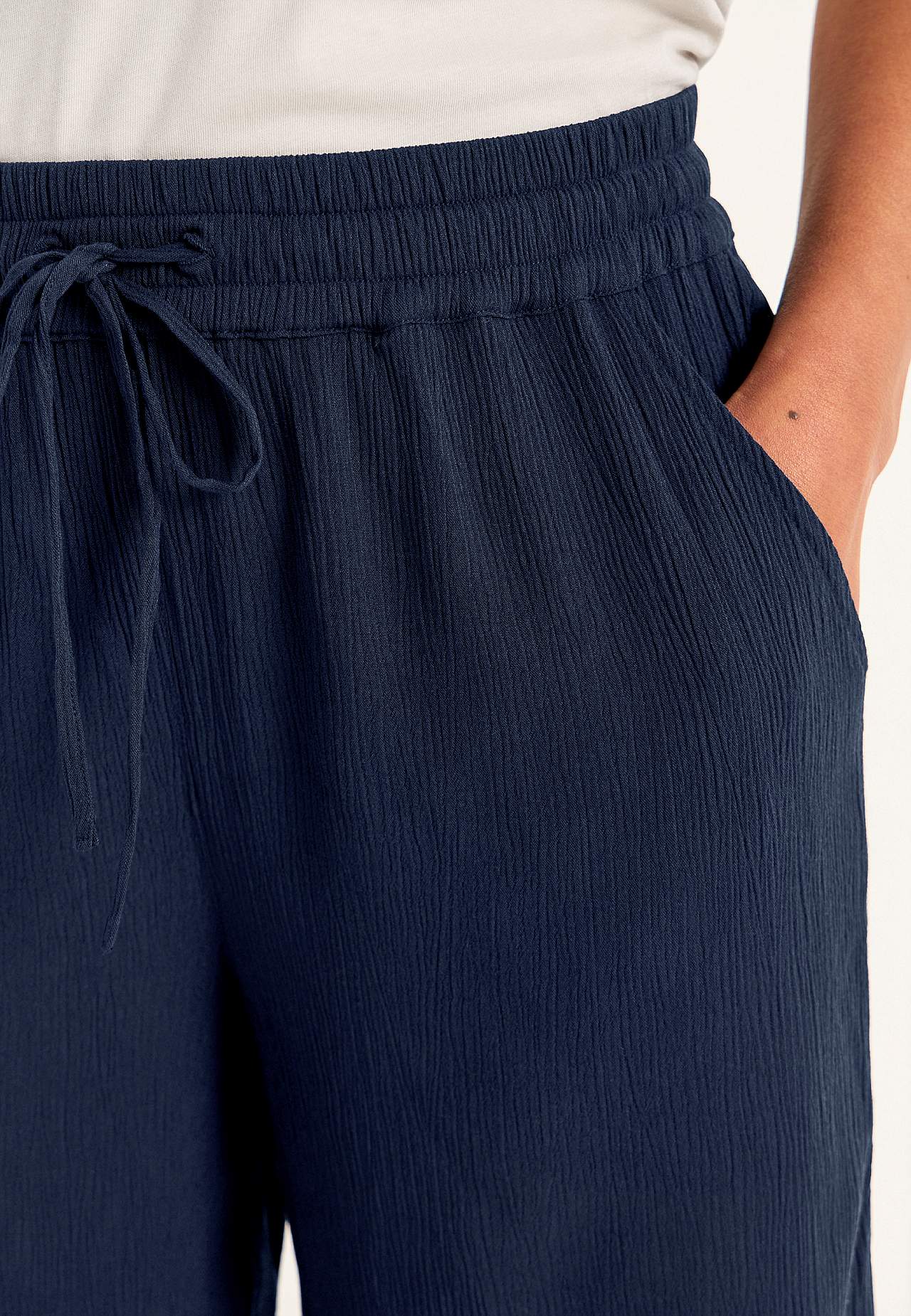 Shorts in viscose crepe