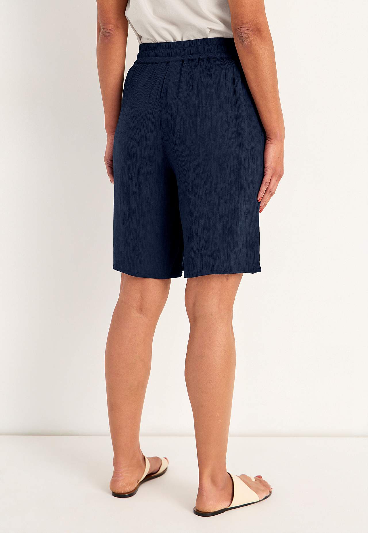 Shorts in viscose crepe