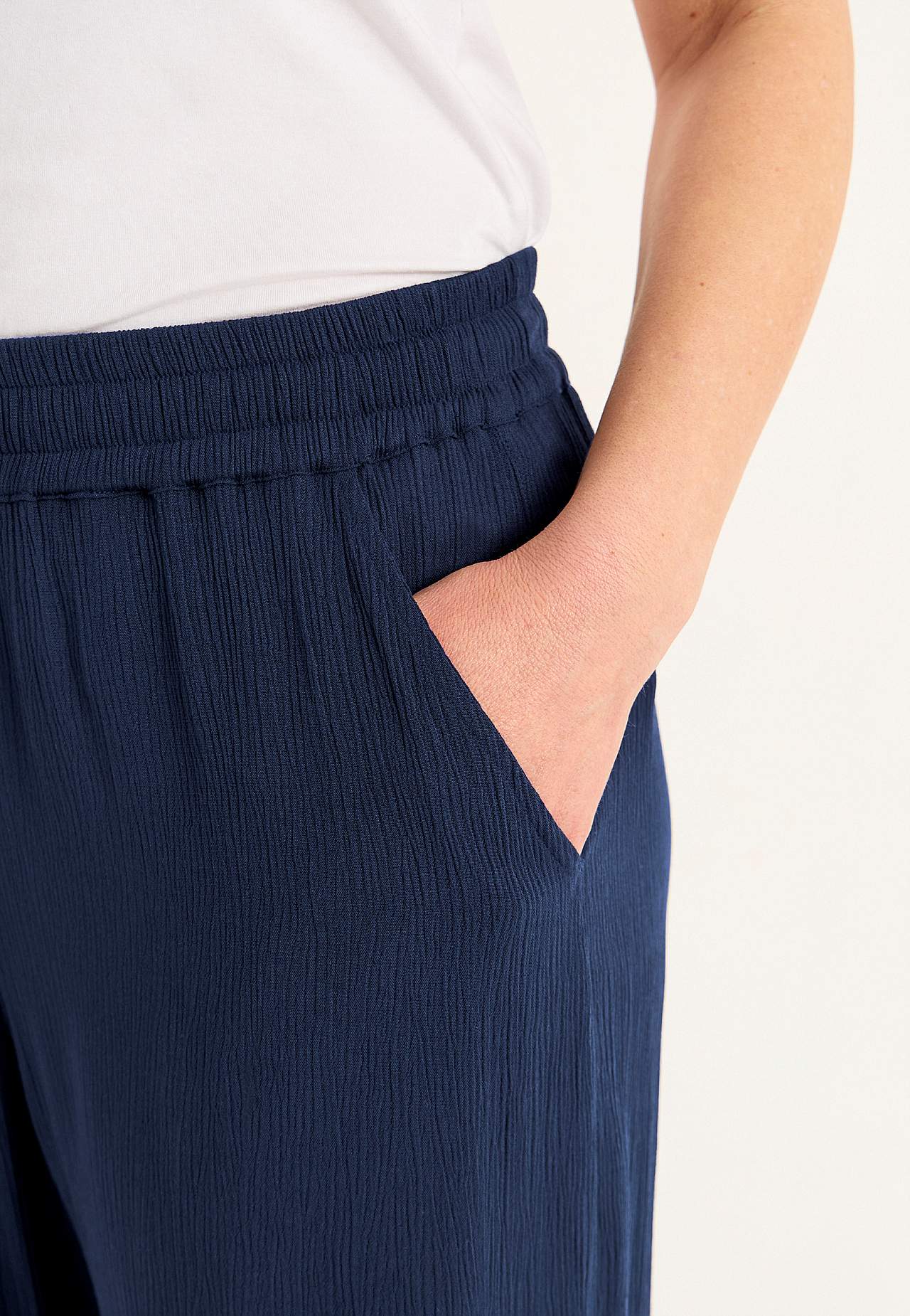 Trousers in viscose crepe