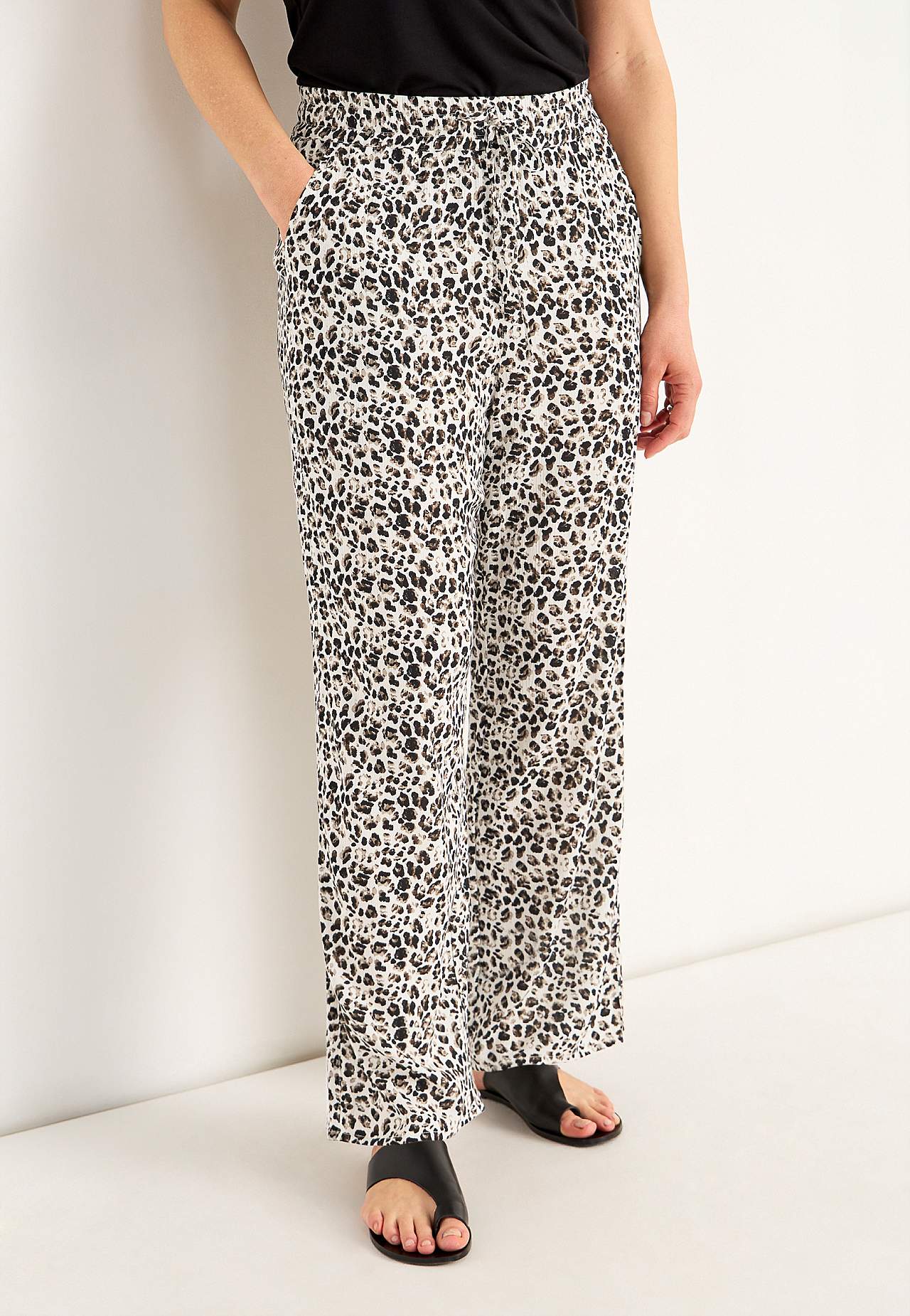 Trousers in viscose crepe