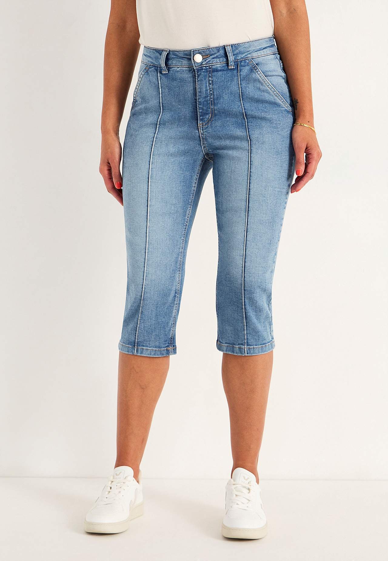 Stretchy crop jeans with stitched crease