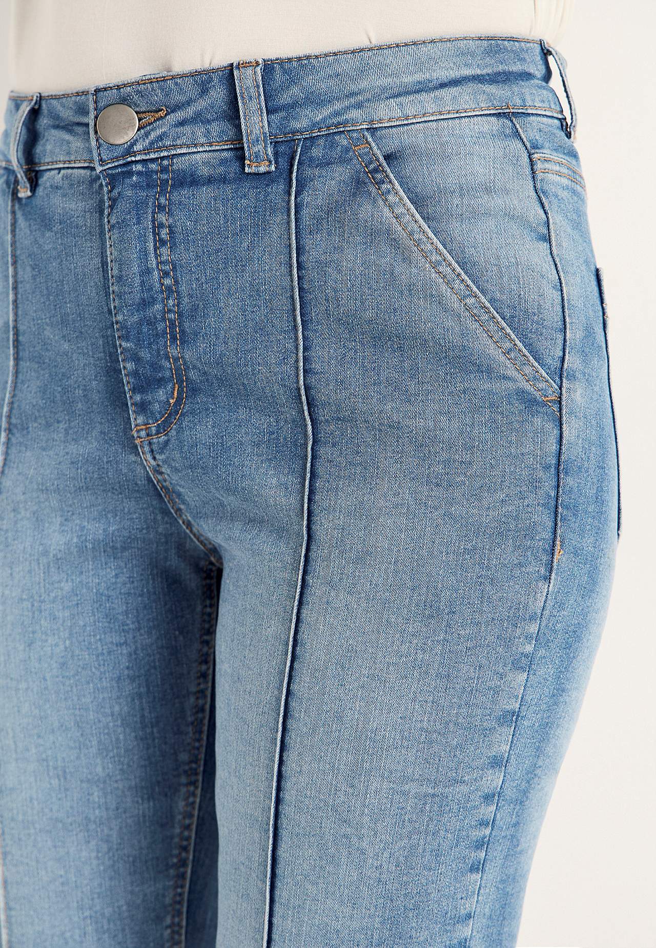 Stretchy crop jeans with stitched crease