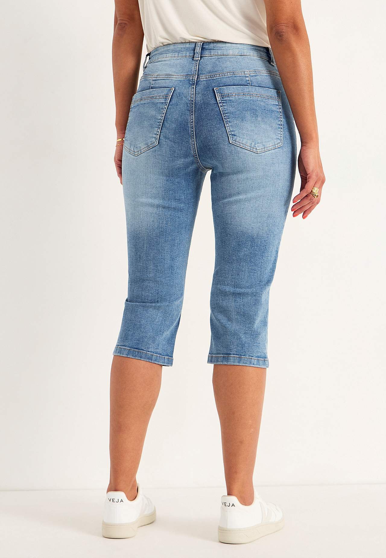 Stretchy crop jeans with stitched crease