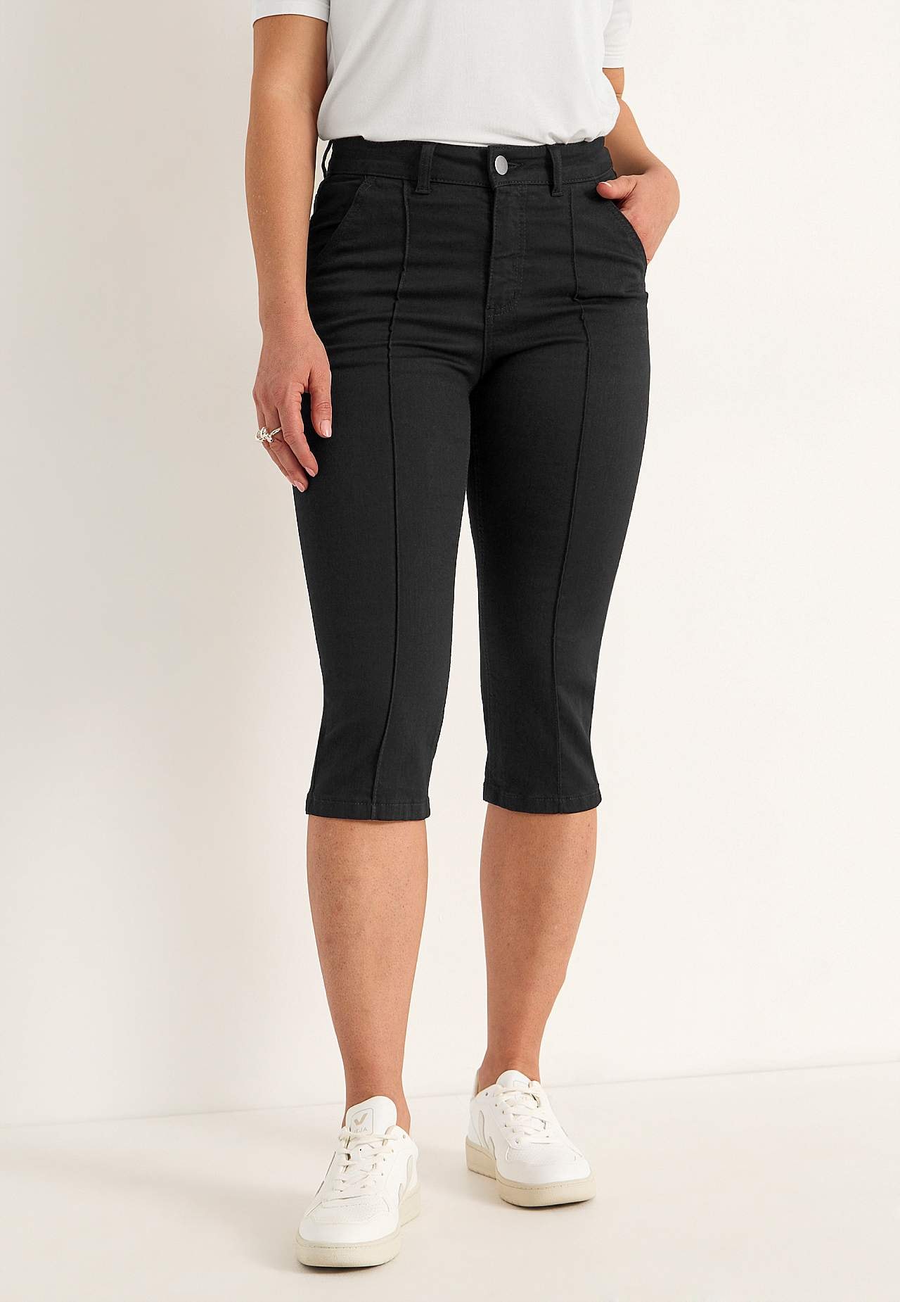 Stretchy crop jeans with stitched crease