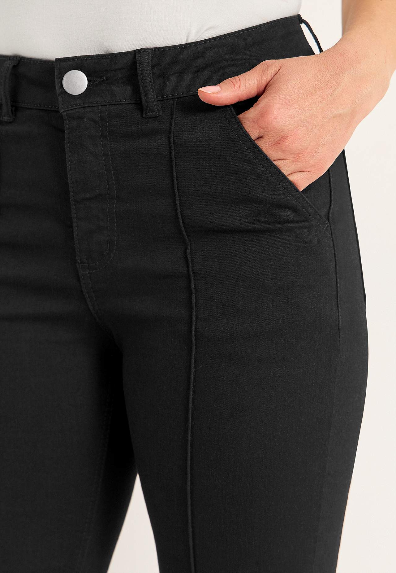 Stretchy crop jeans with stitched crease