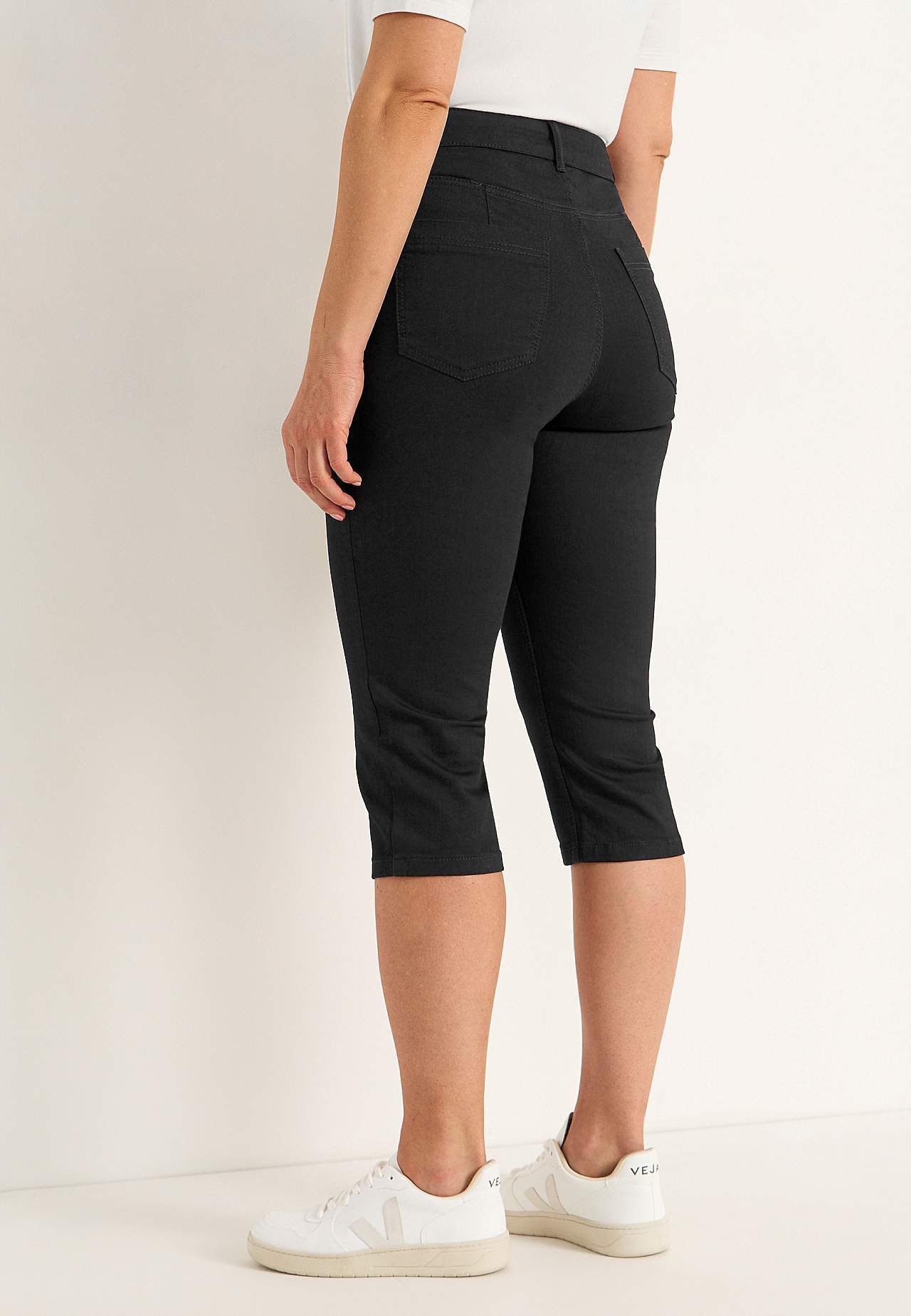 Stretchy crop jeans with stitched crease
