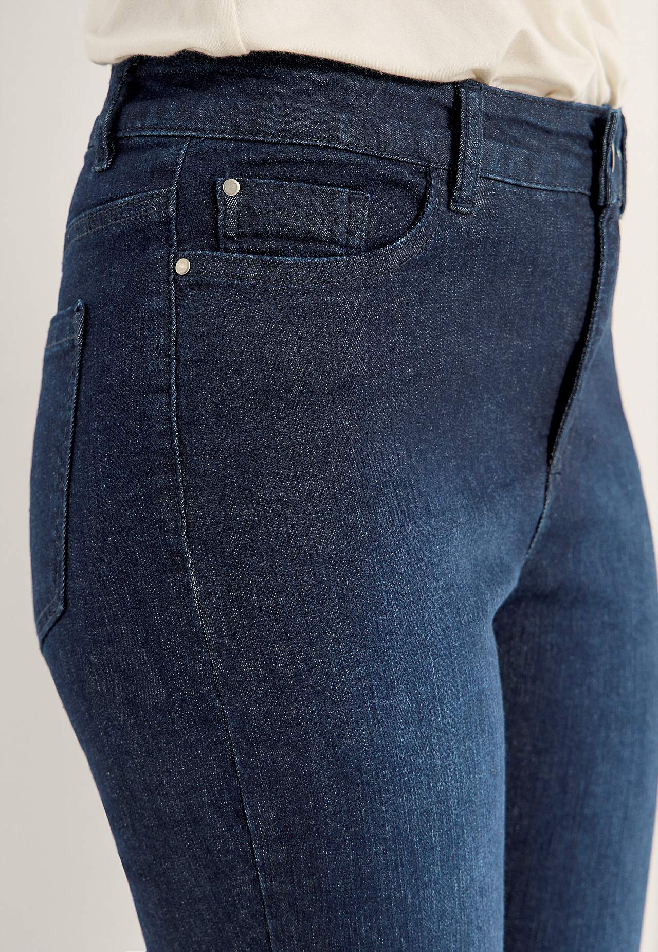 Crop jeans with five-pocket design