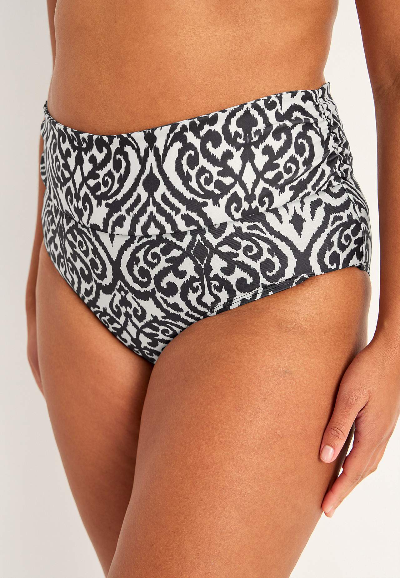Bikini panty with foldable edge at the waist