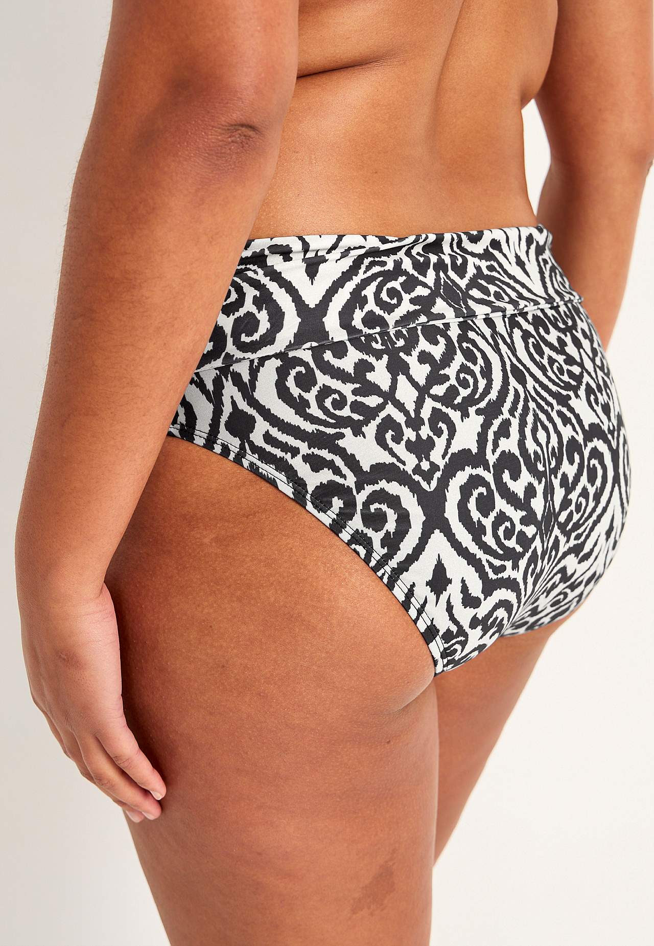 Bikini panty with foldable edge at the waist