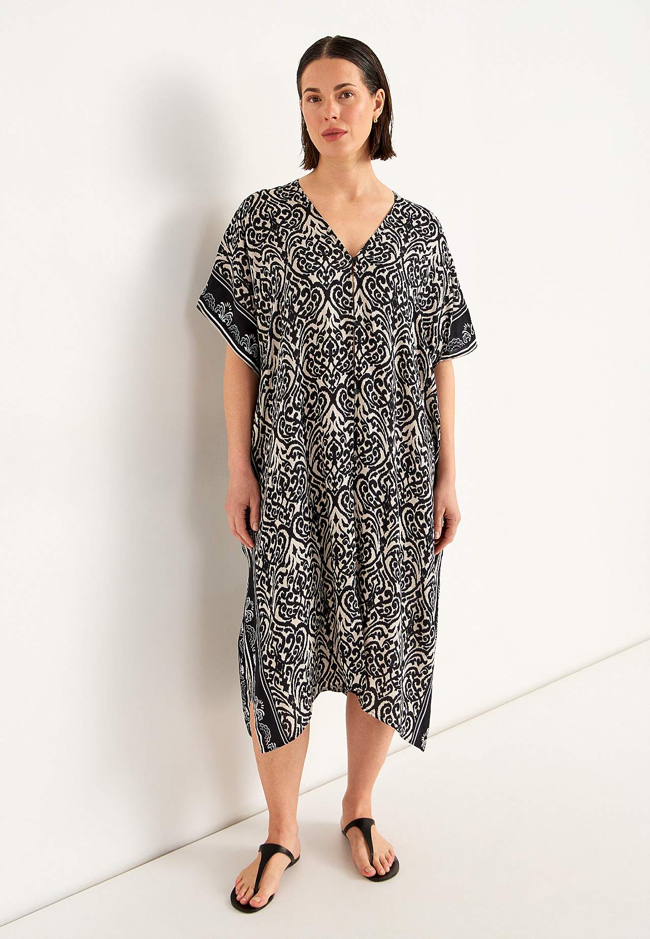 Beach caftan with buttons