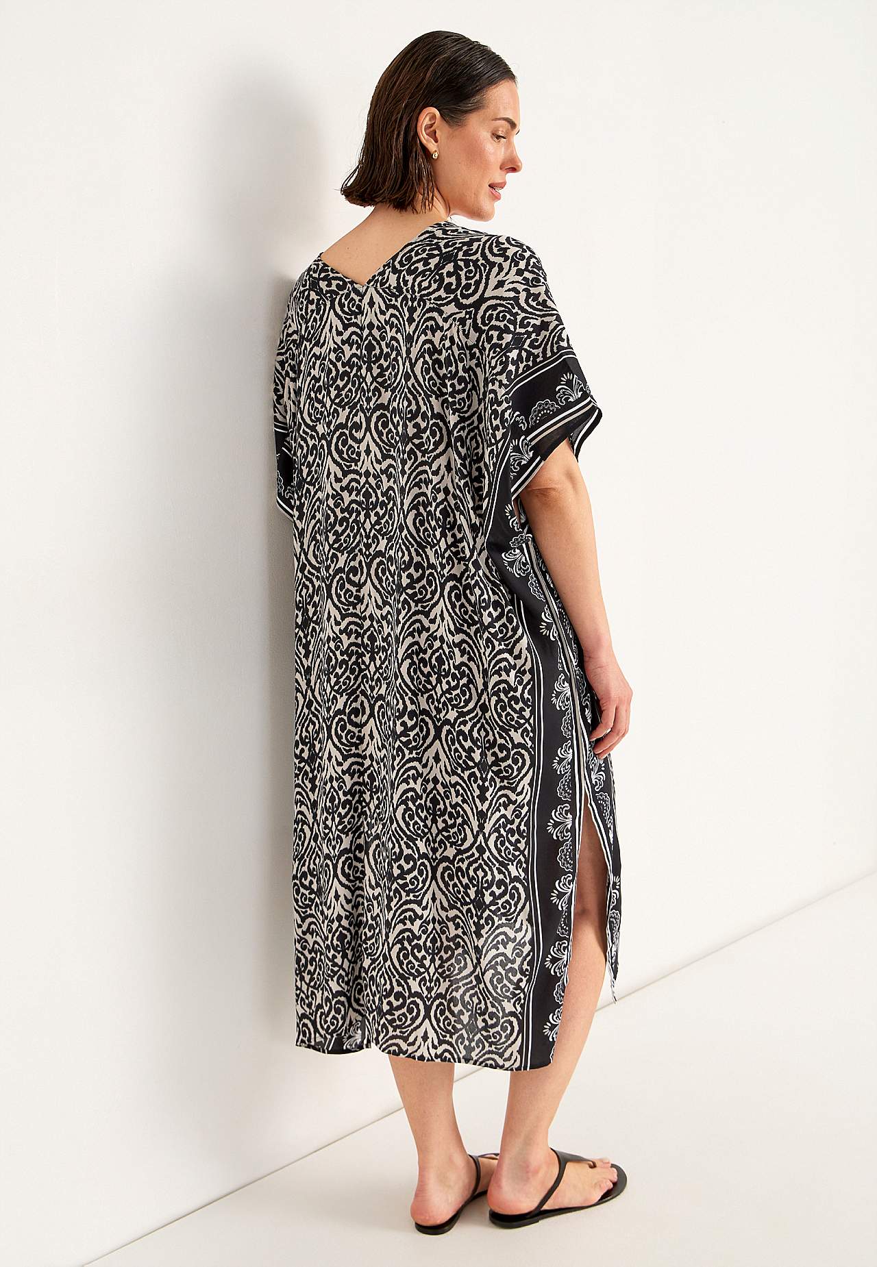 Beach caftan with buttons