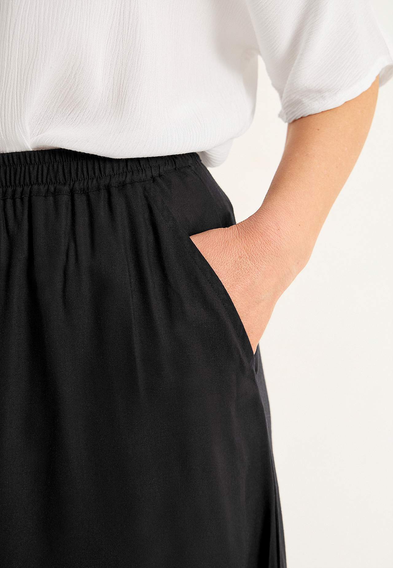 Skirt with pockets