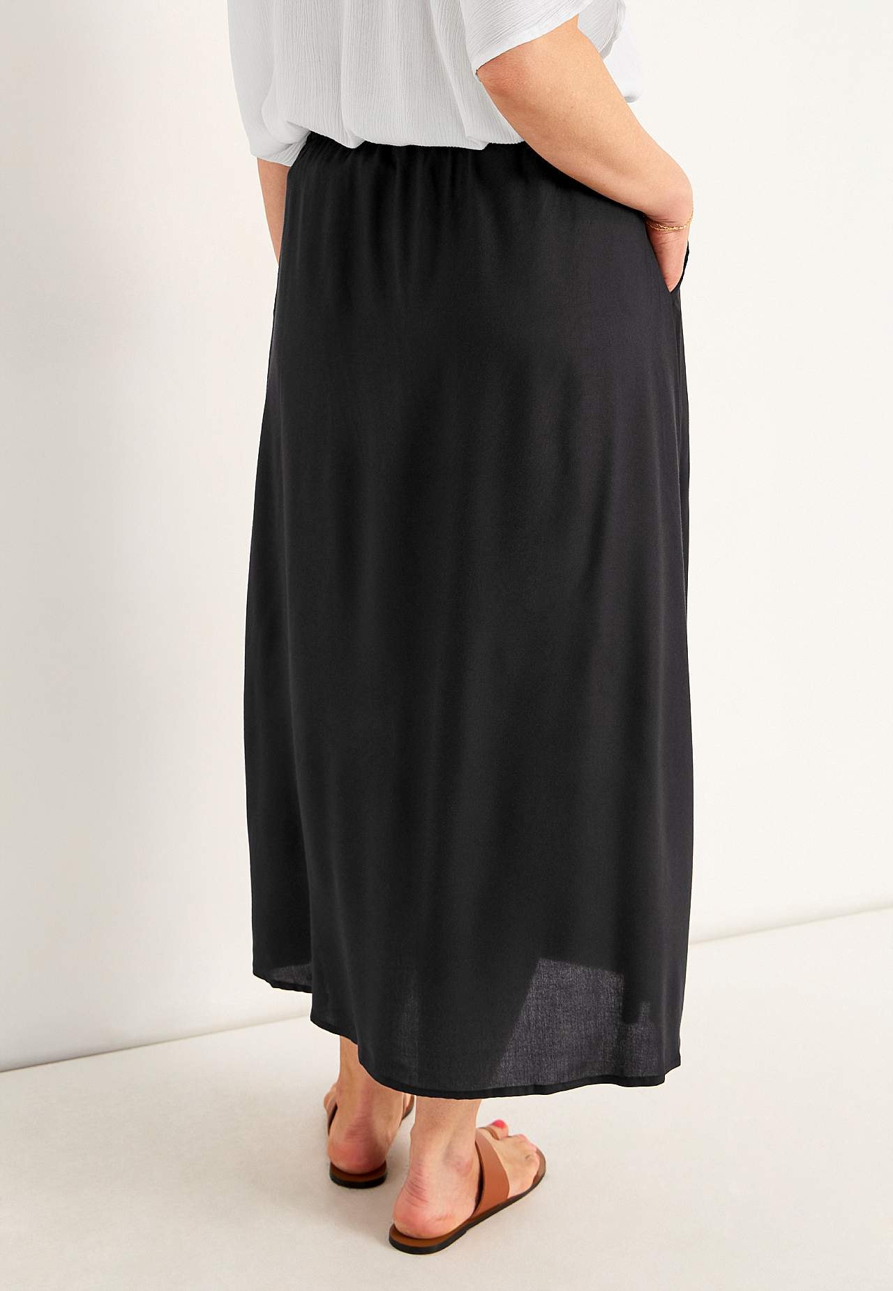 Skirt with pockets