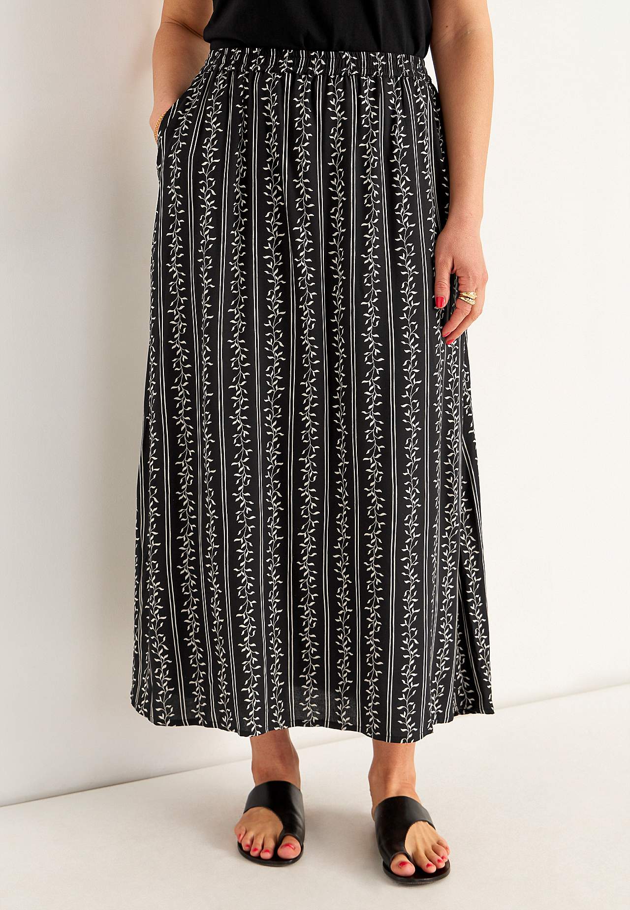 Skirt with pockets