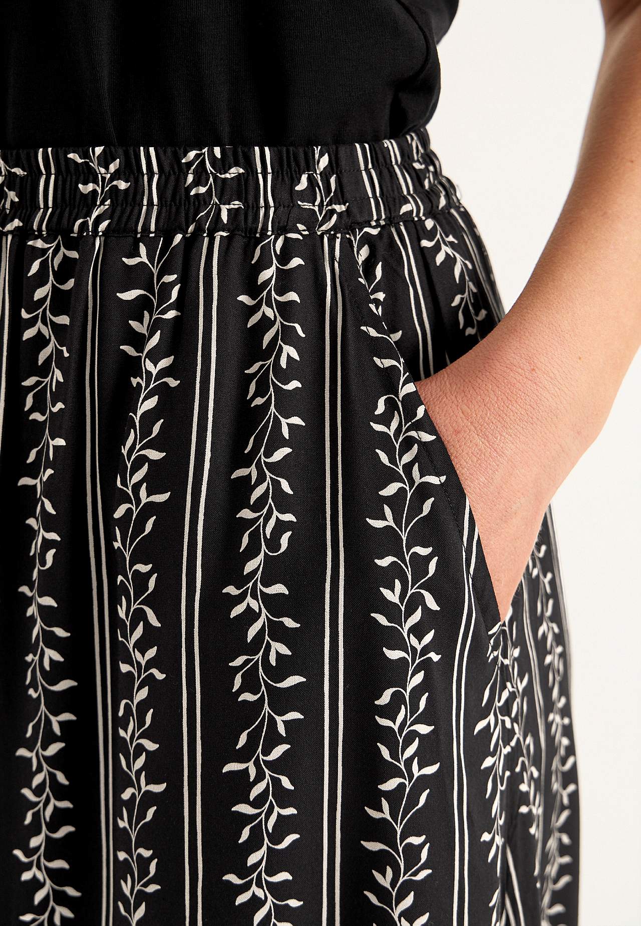 Skirt with pockets