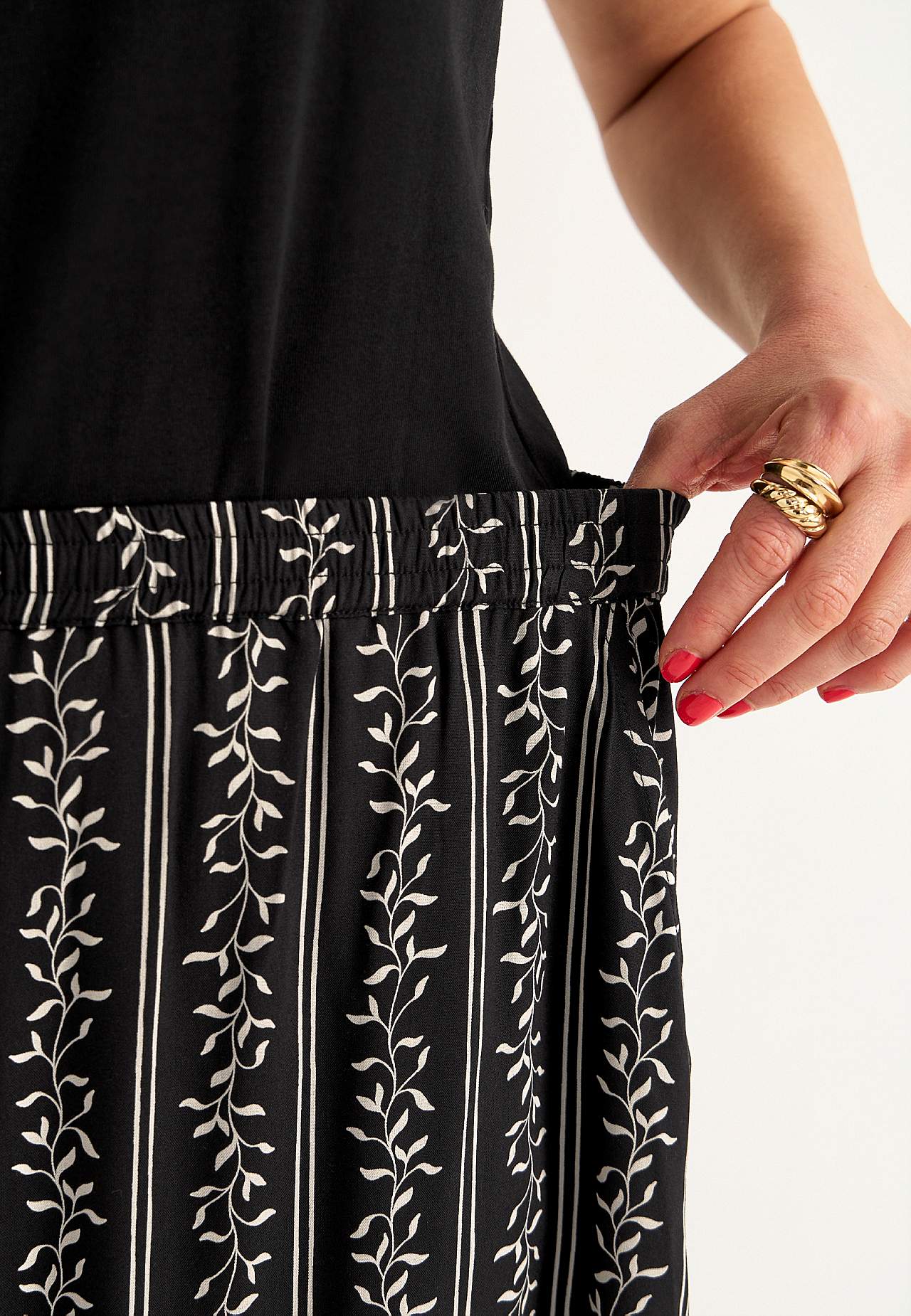 Skirt with pockets