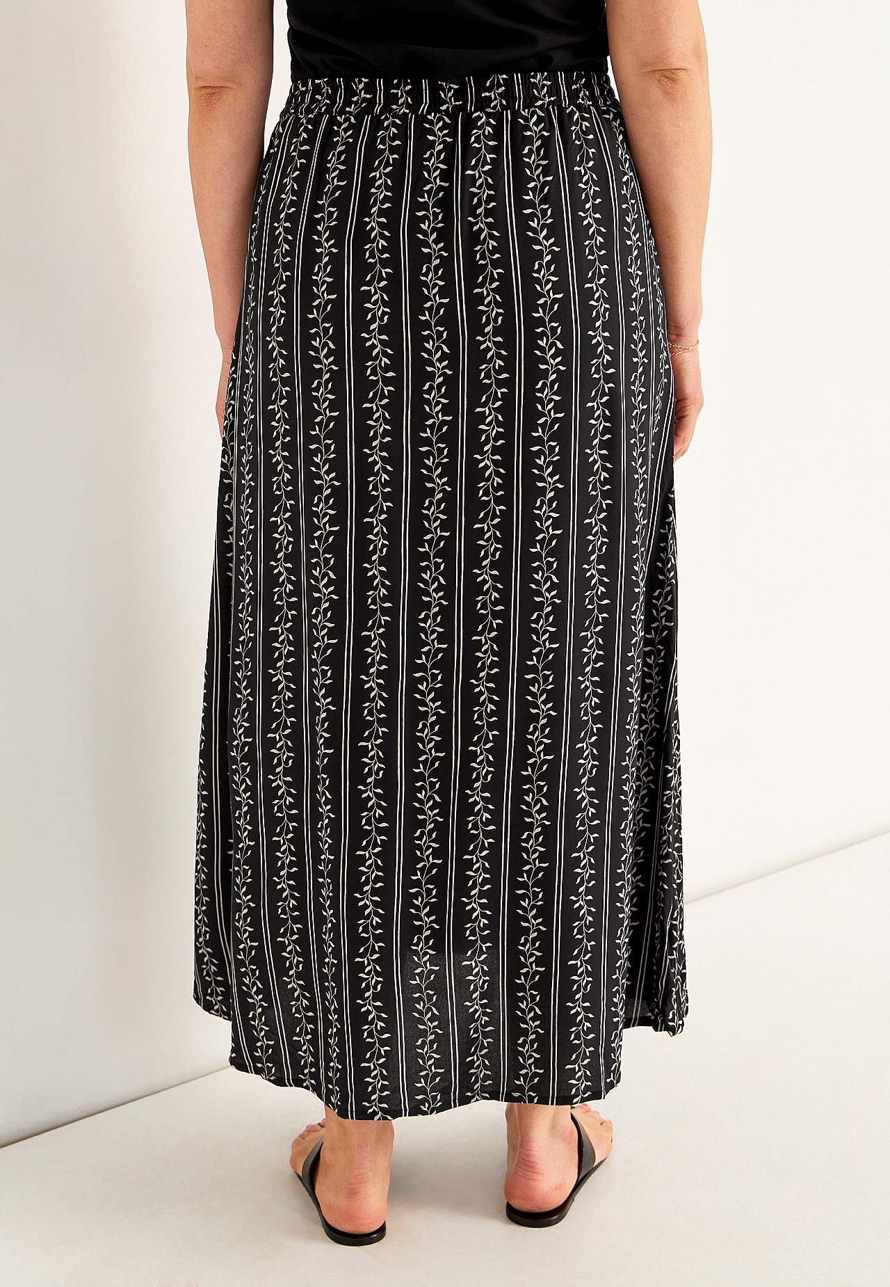 Skirt with pockets