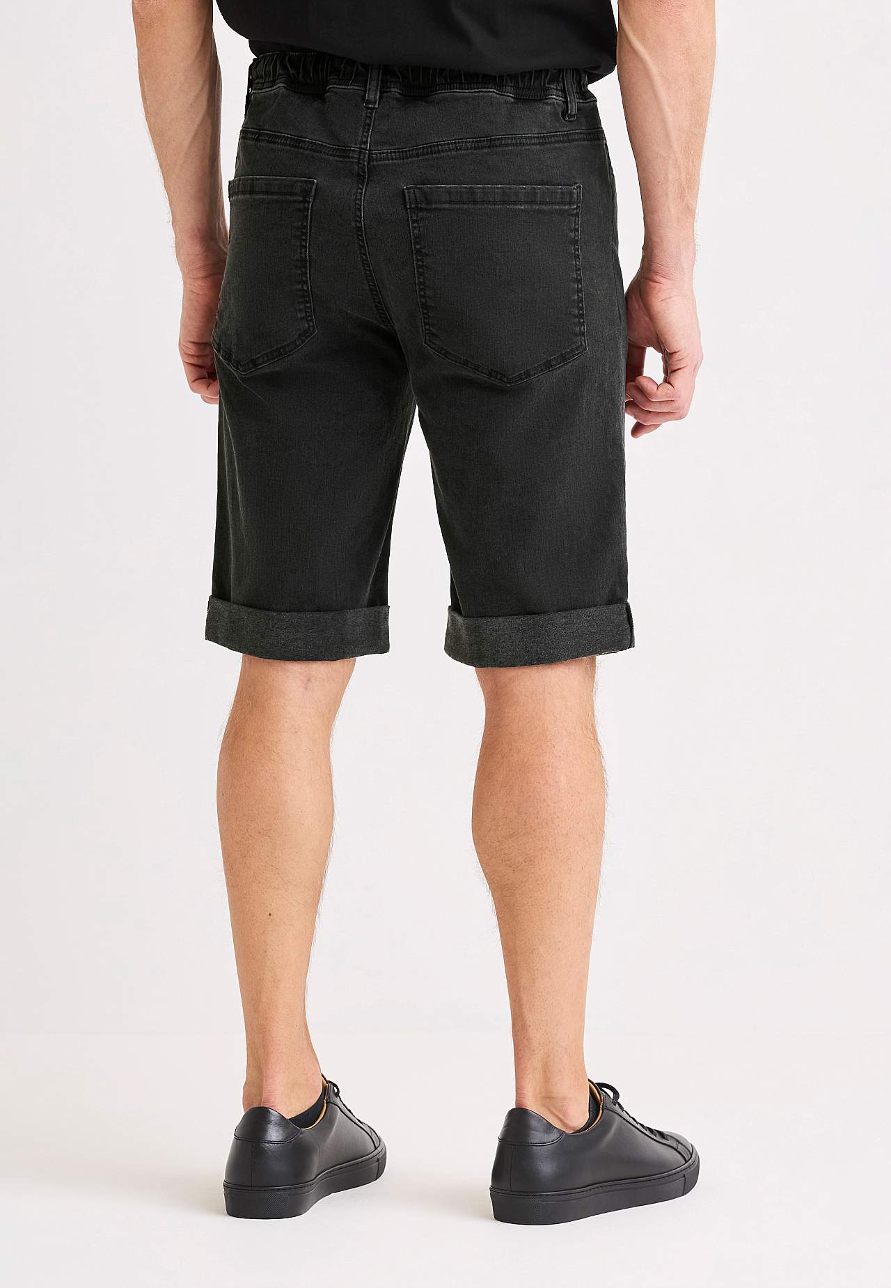 Jogger shorts with elastic waist