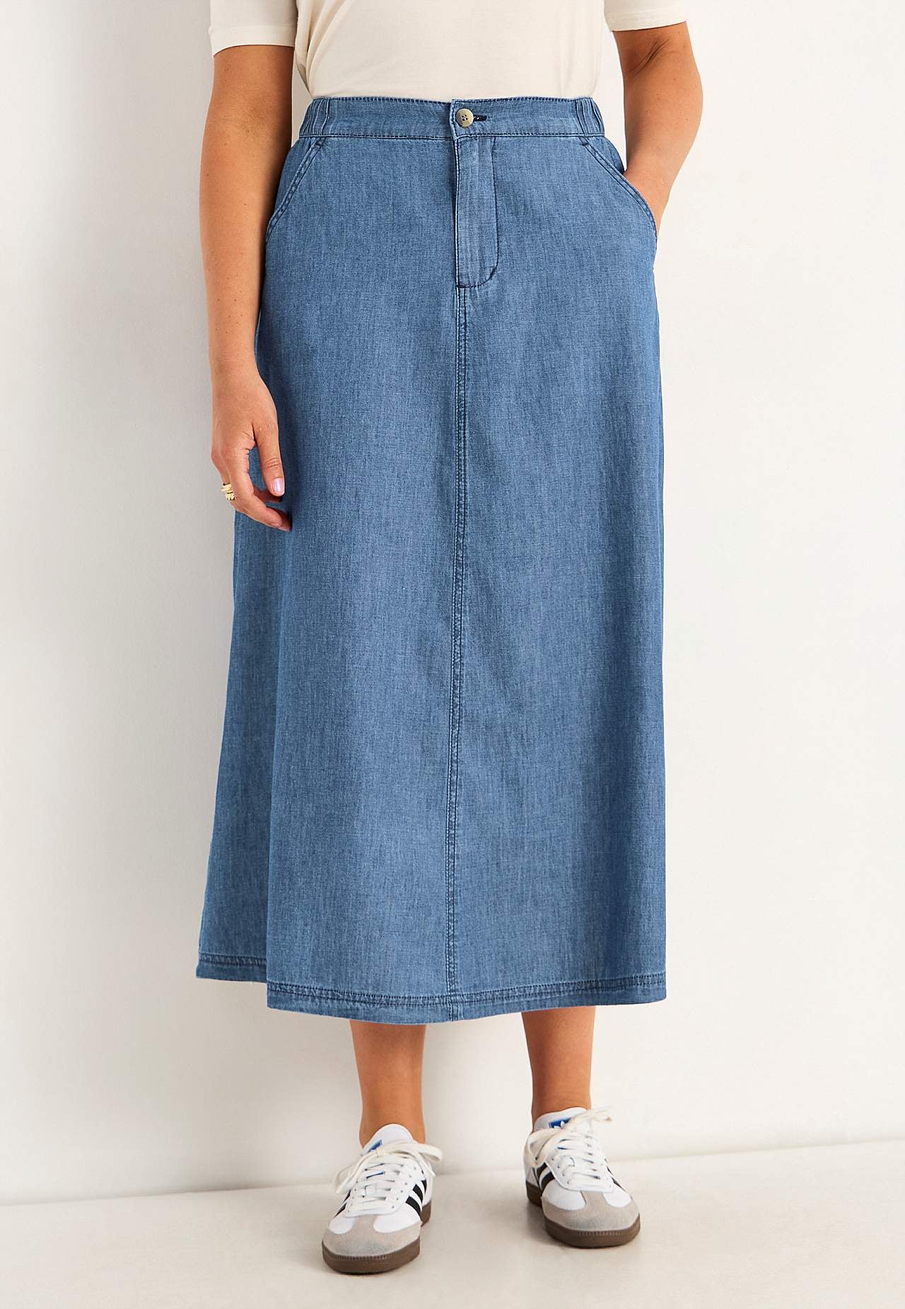 Denim skirt with pockets