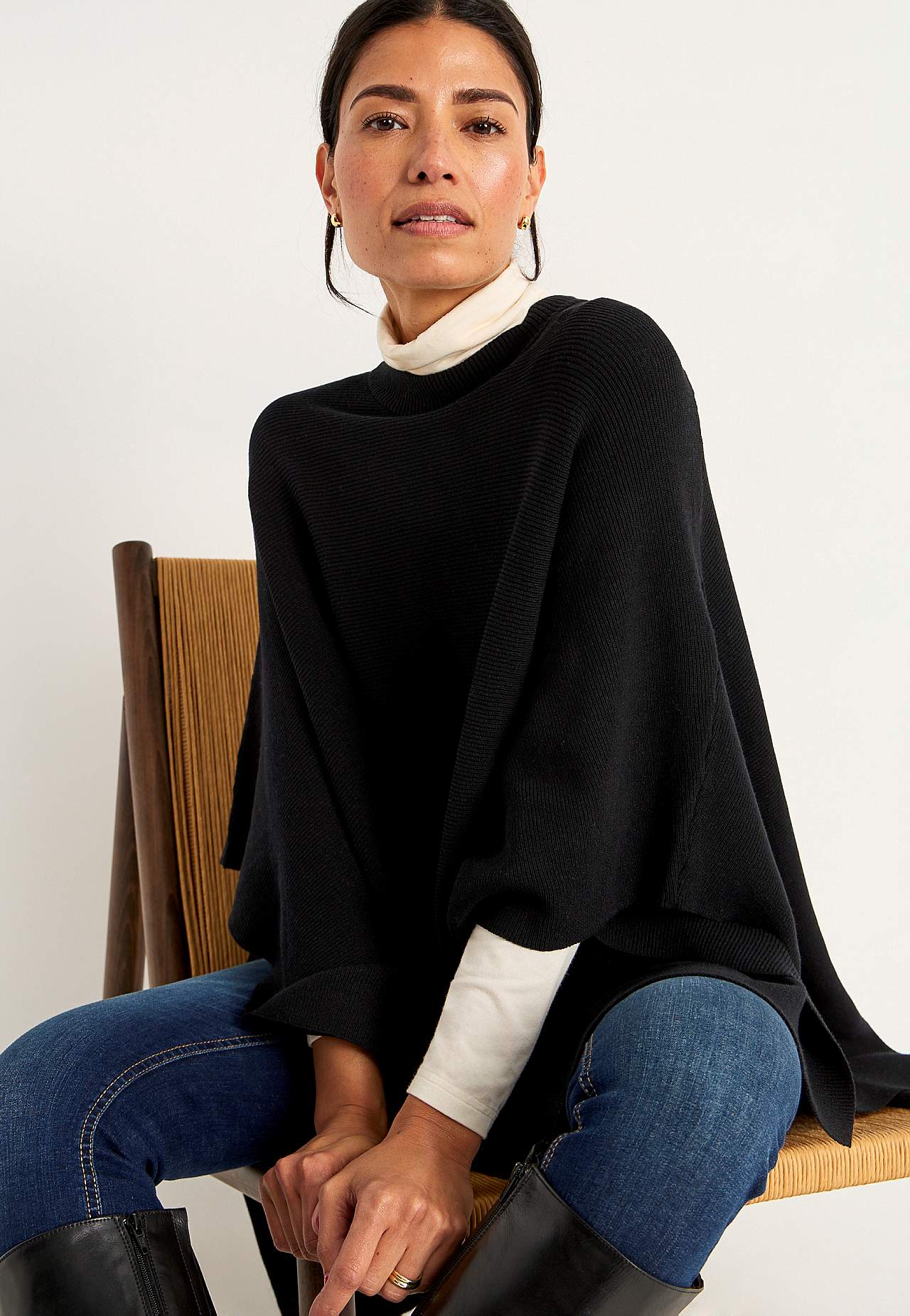 Fine-knitted poncho