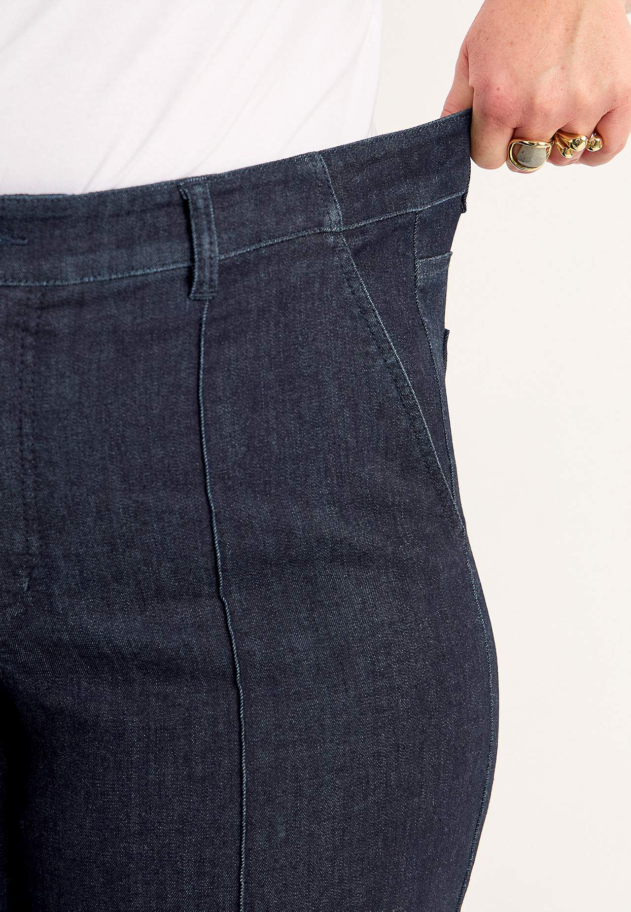 Stretch jeans with stitched creases