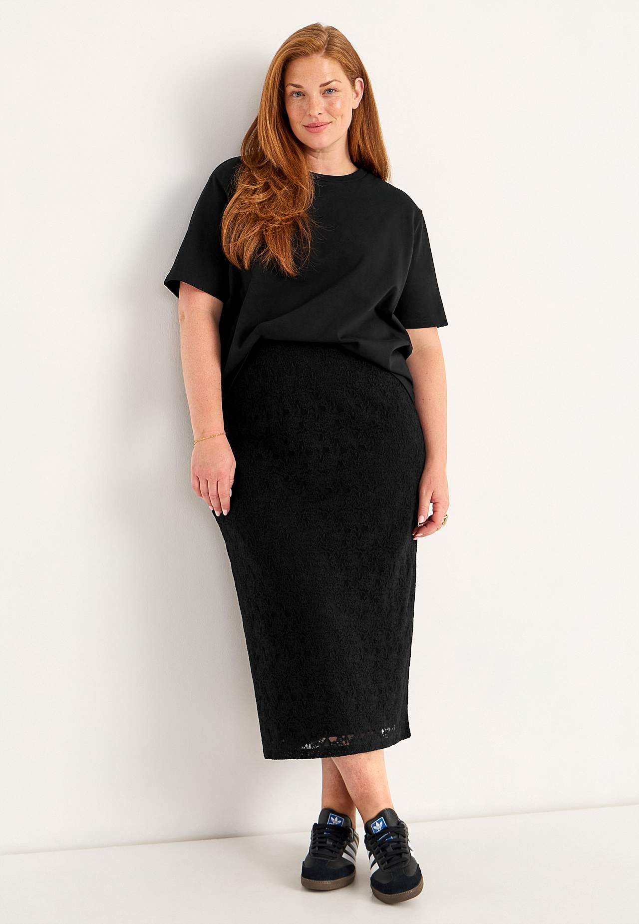 Midi skirt in lace