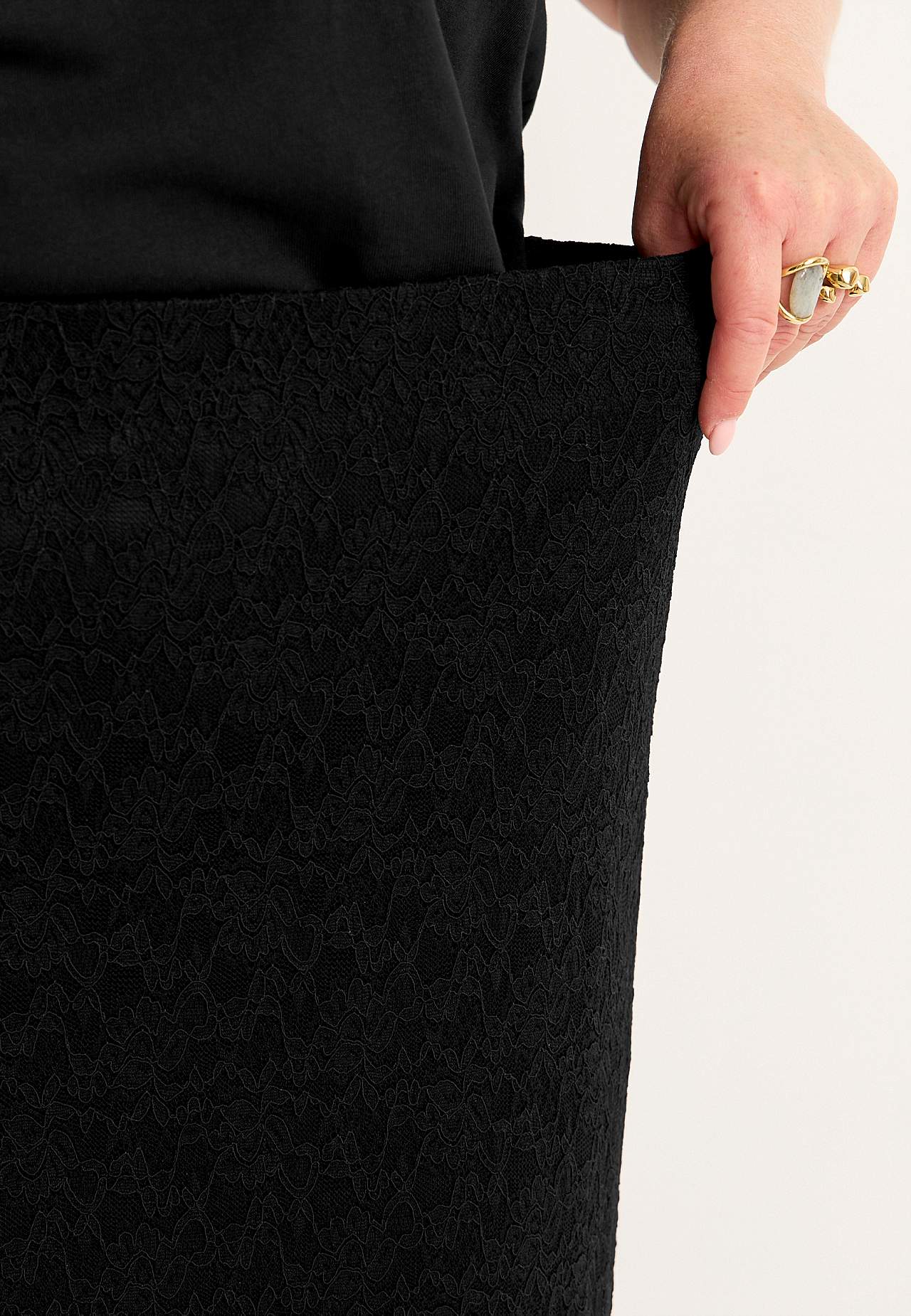 Midi skirt in lace