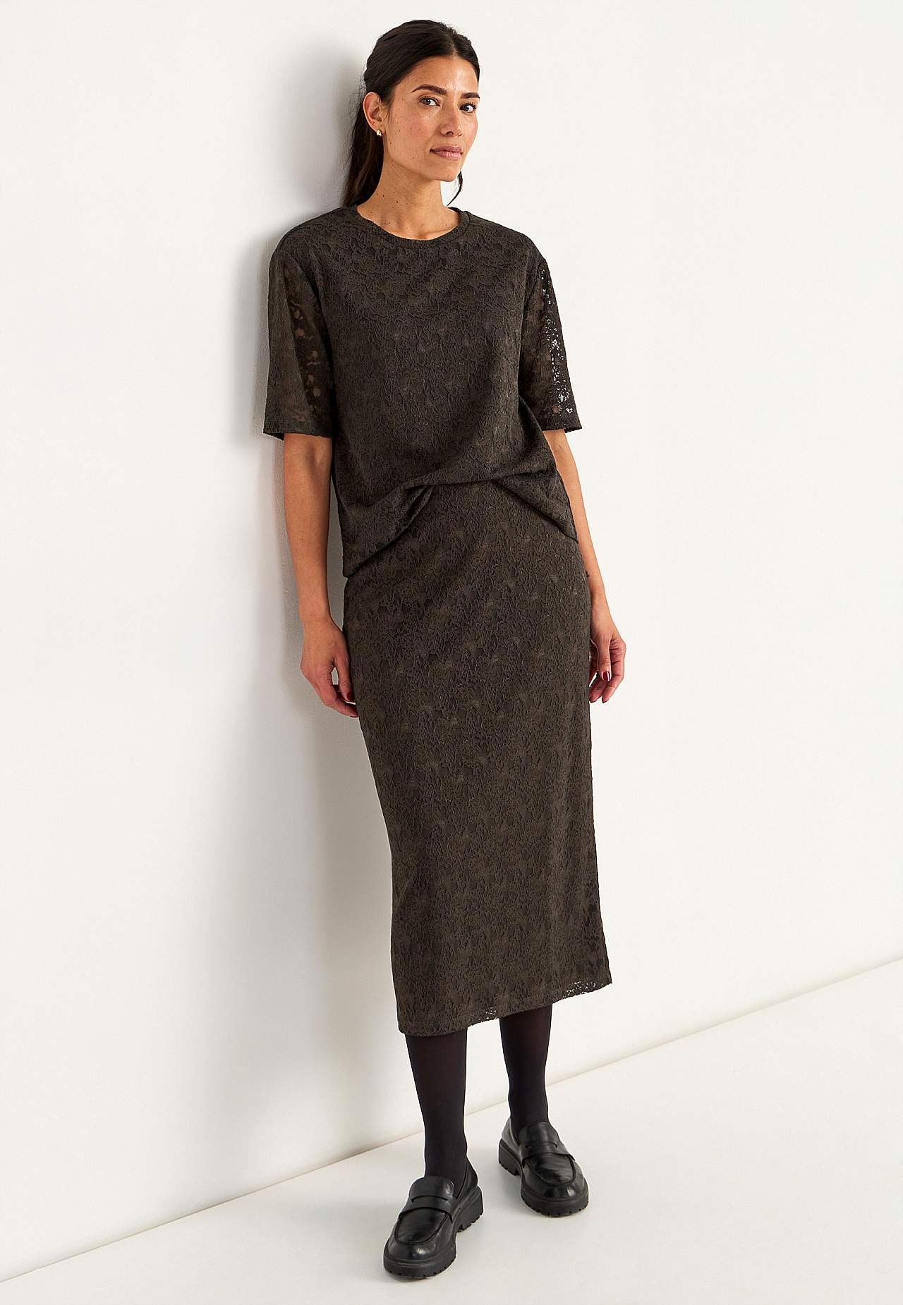 Midi skirt in lace