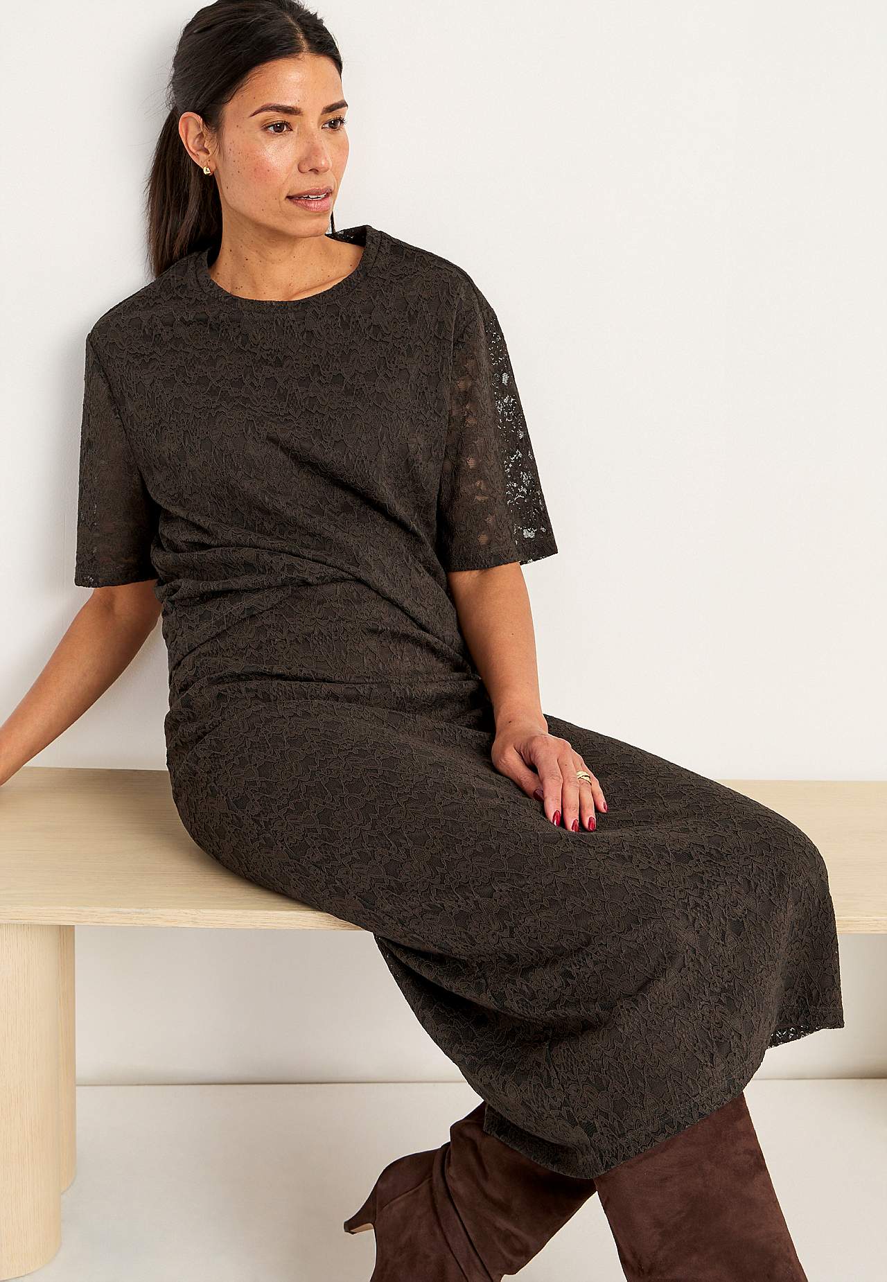 Midi skirt in lace