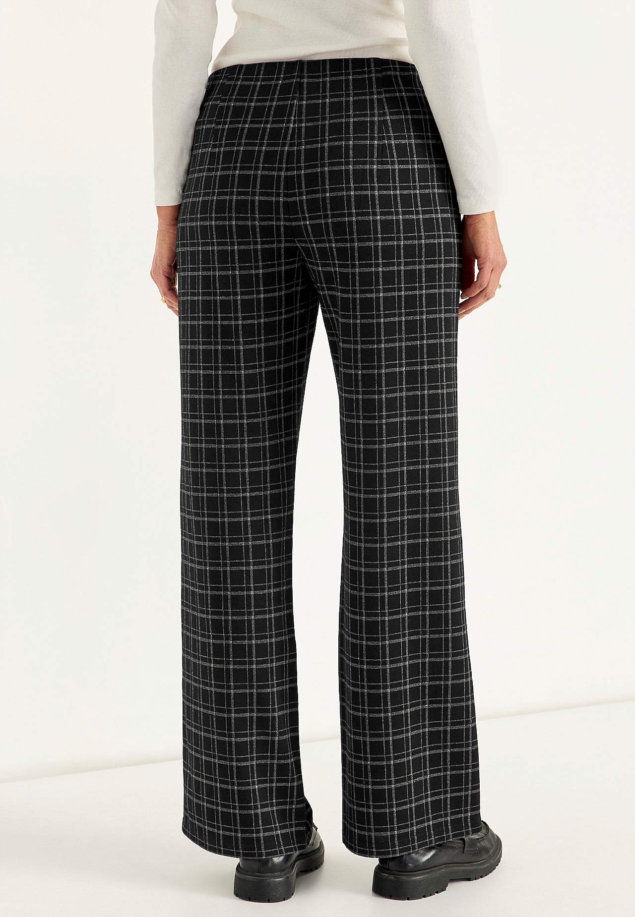 Jersey pants with straight legs