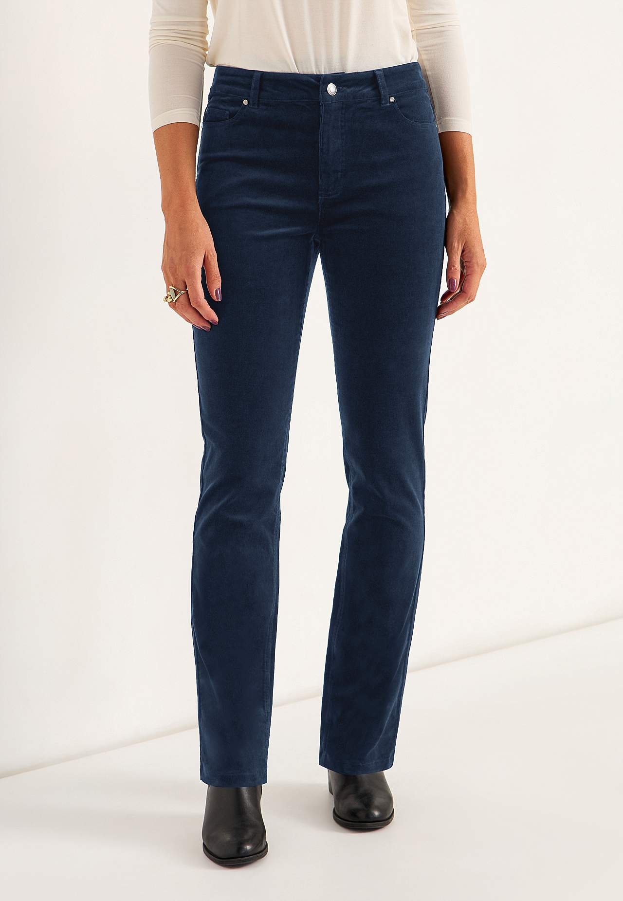 Stretchy corduroy trouser with straight legs