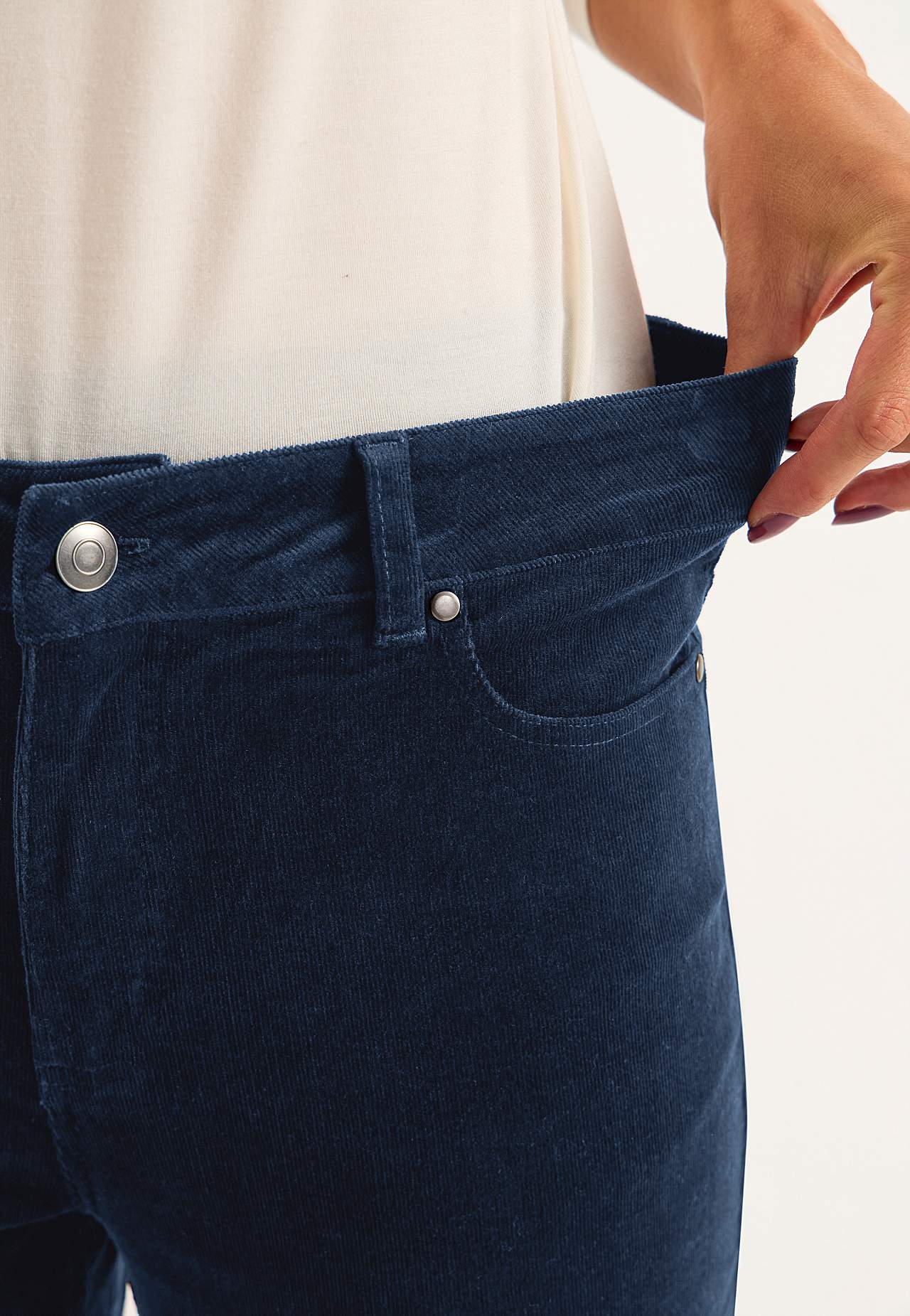 Stretchy corduroy trouser with straight legs