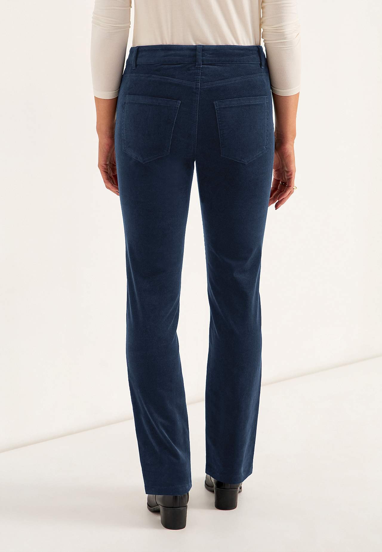 Stretchy corduroy trouser with straight legs