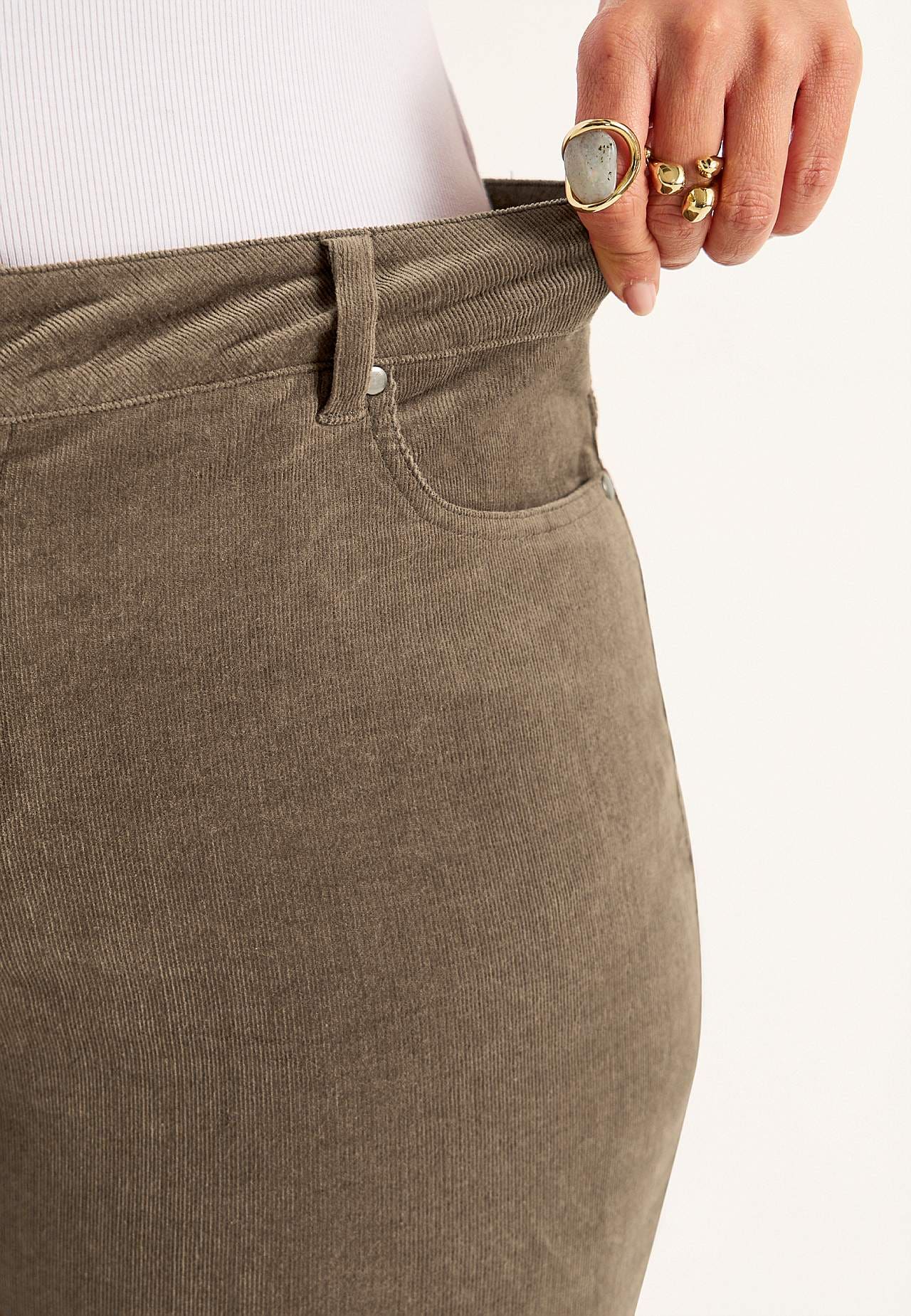 Stretchy corduroy trouser with straight legs