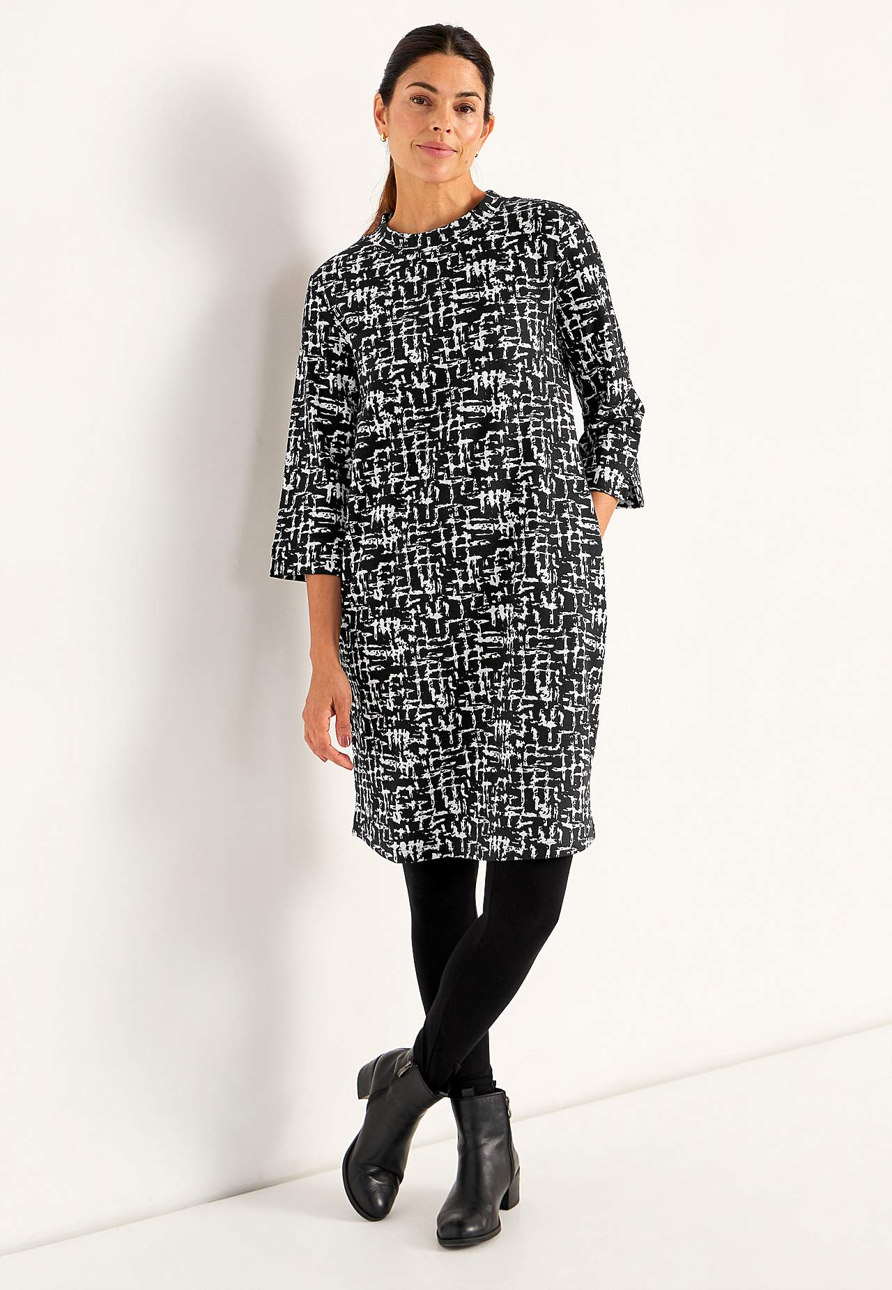 Patterned dress with side pockets