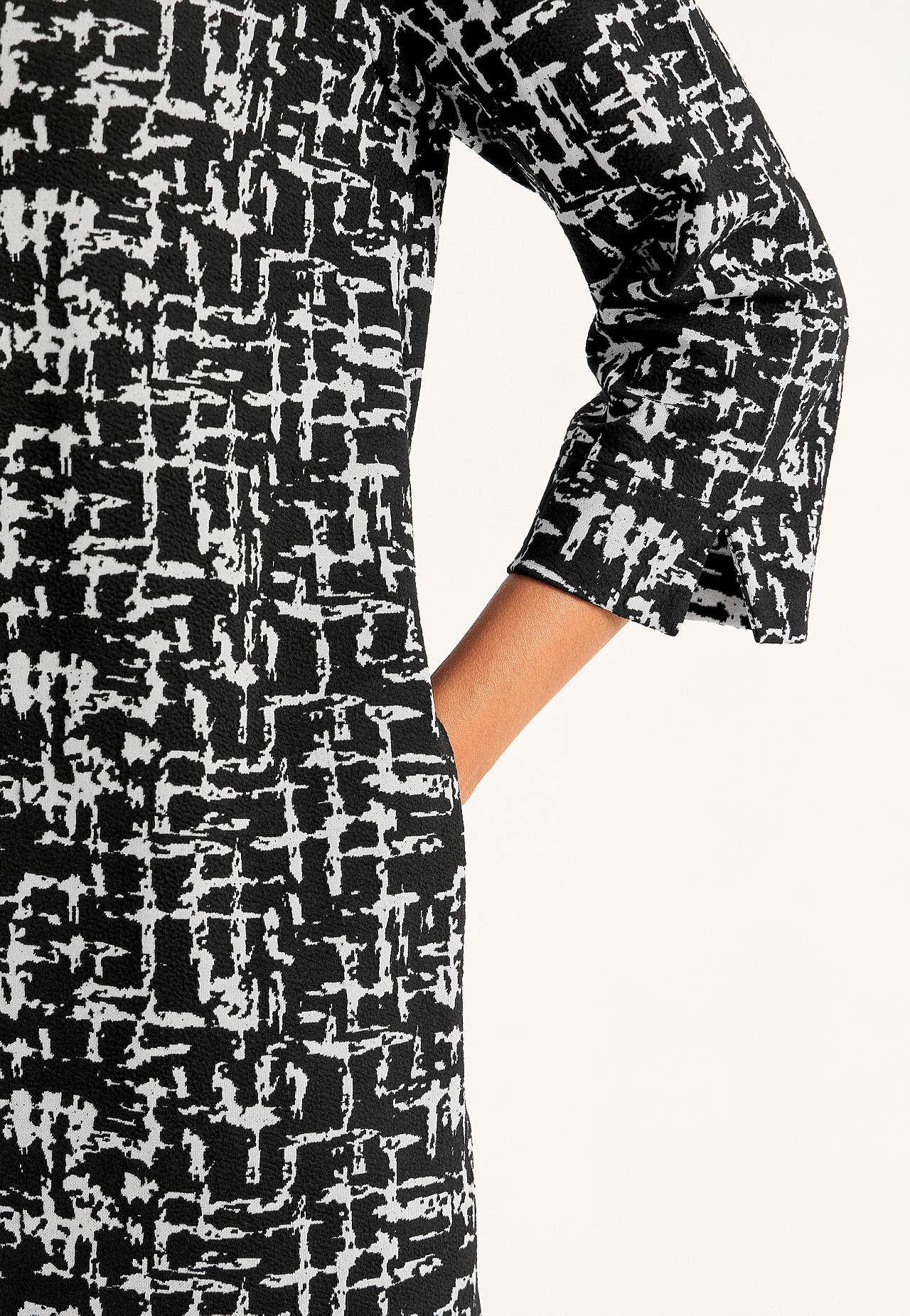 Patterned dress with side pockets