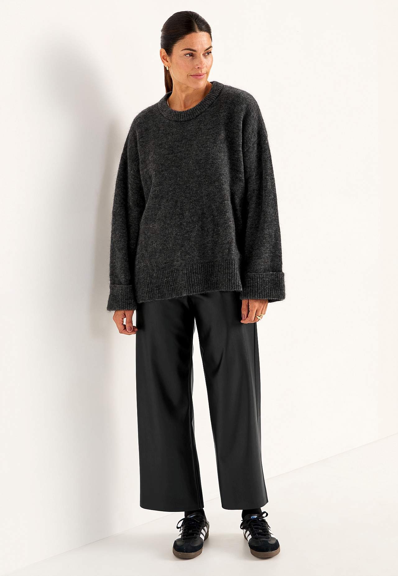 Ankle-length trousers in faux leather