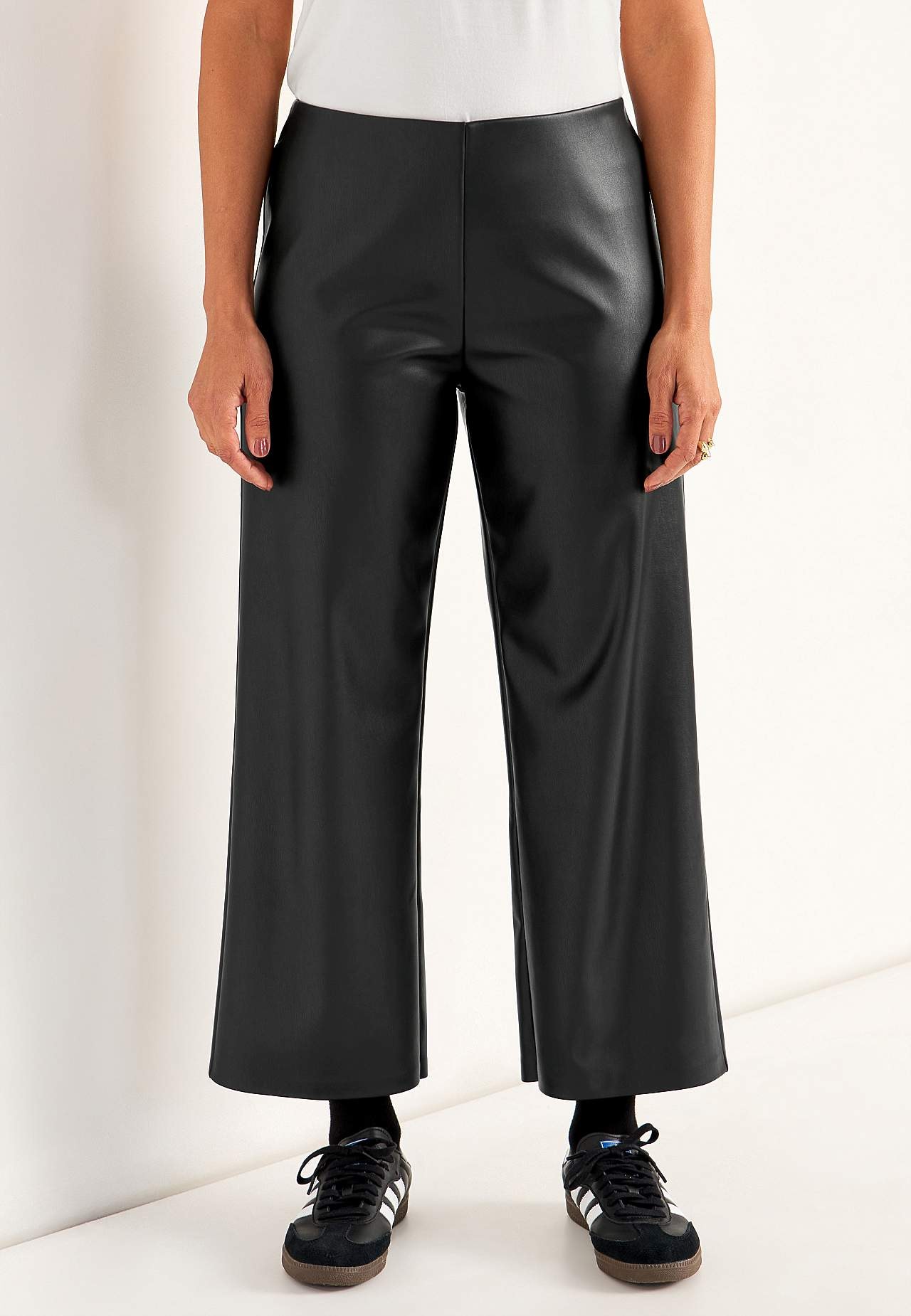 Ankle-length trousers in faux leather