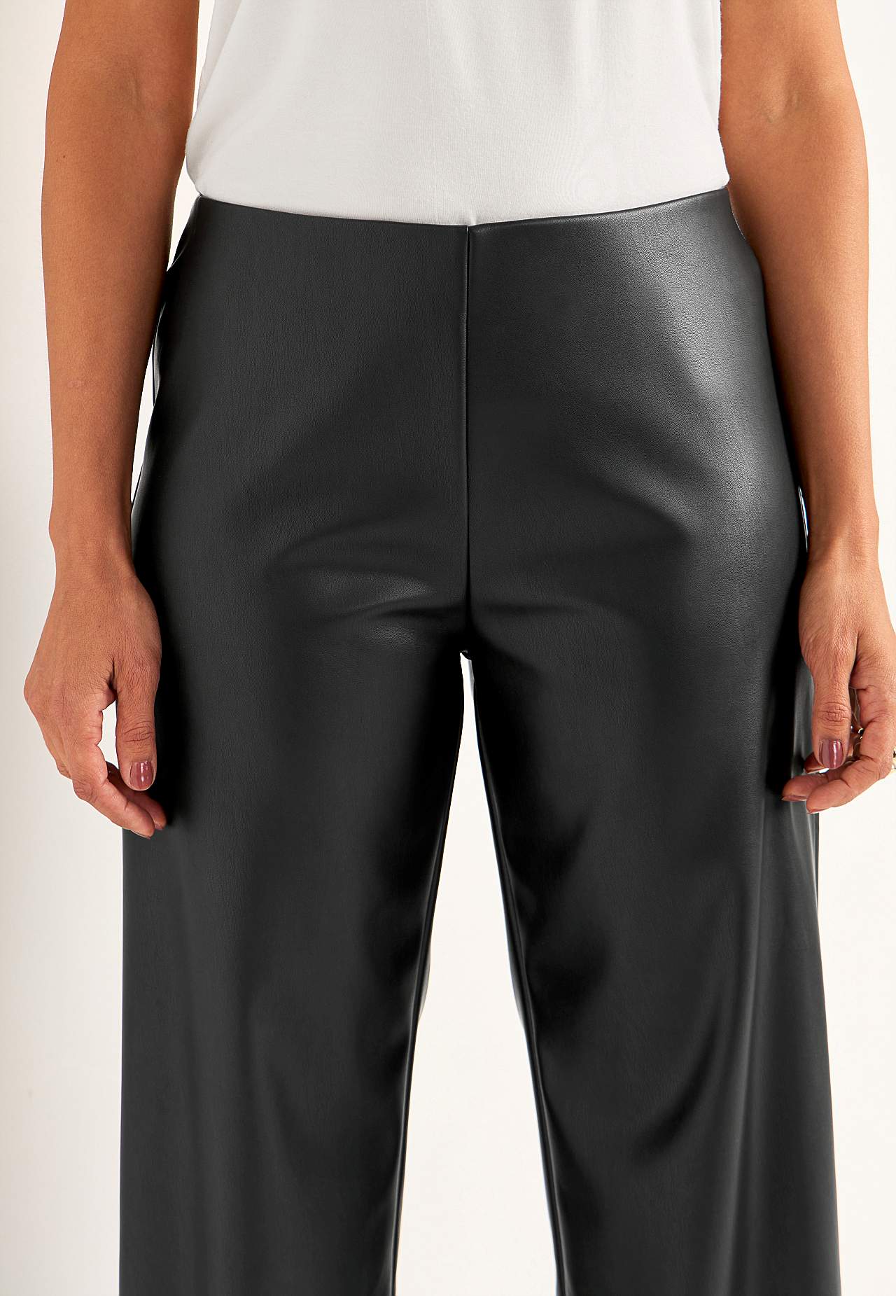 Ankle-length trousers in faux leather