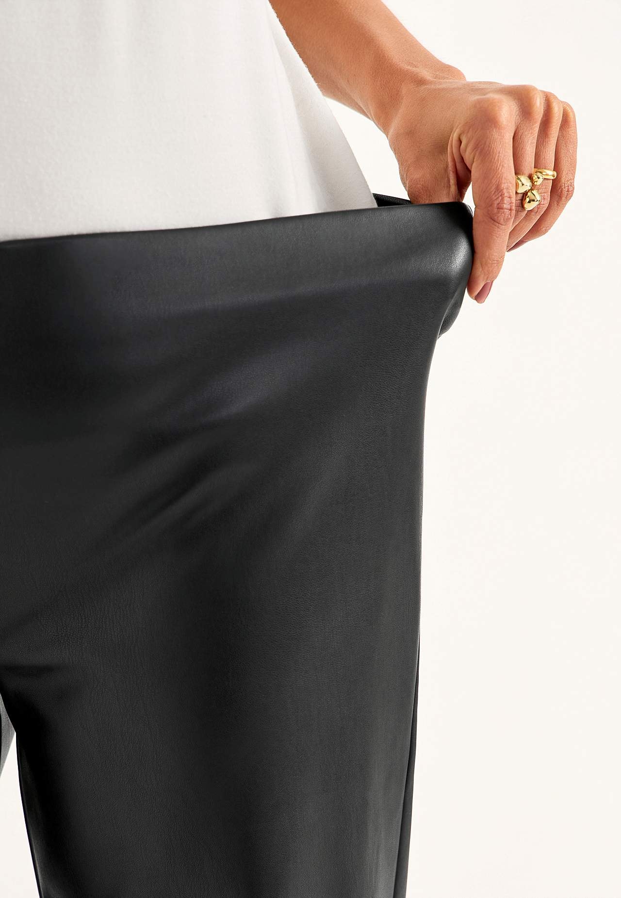 Ankle-length trousers in faux leather