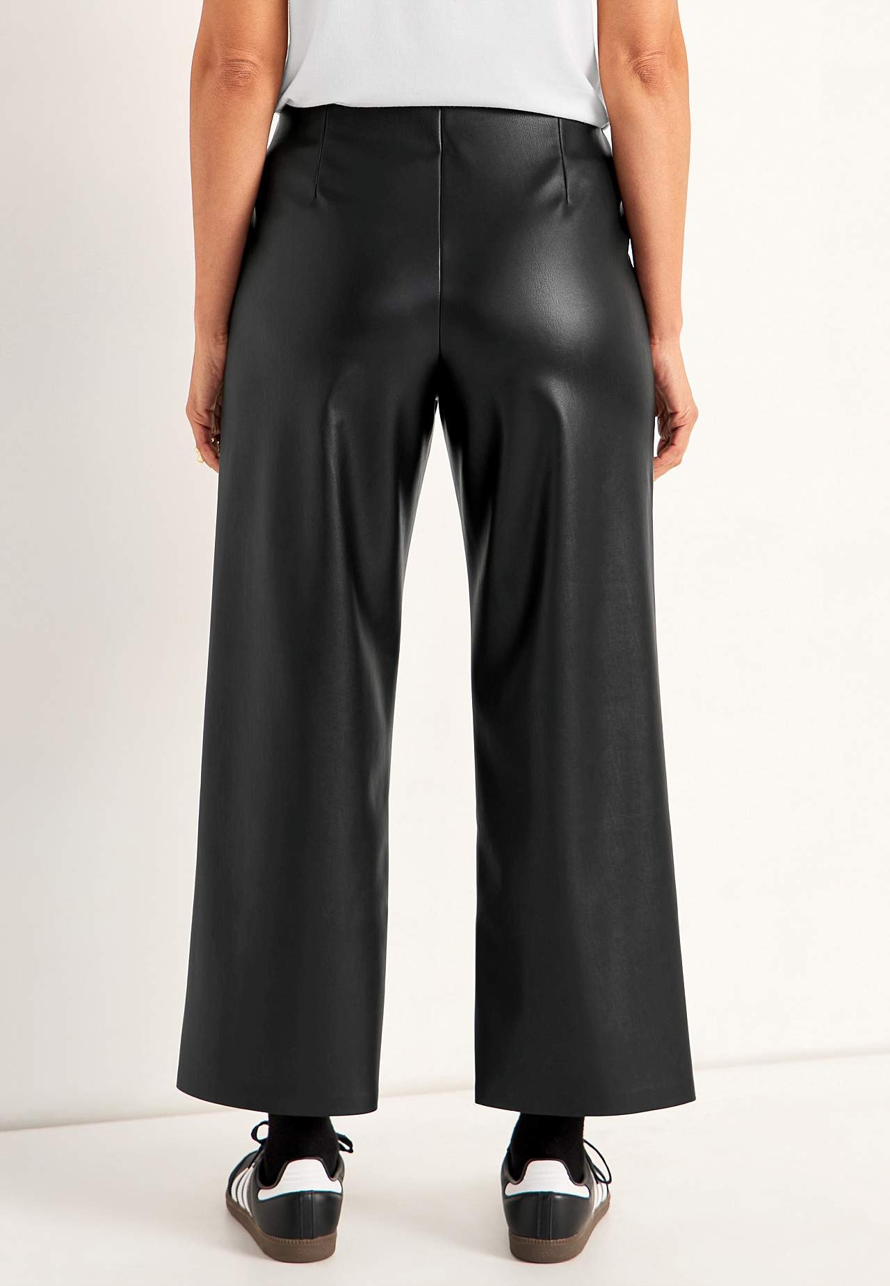 Ankle-length trousers in faux leather