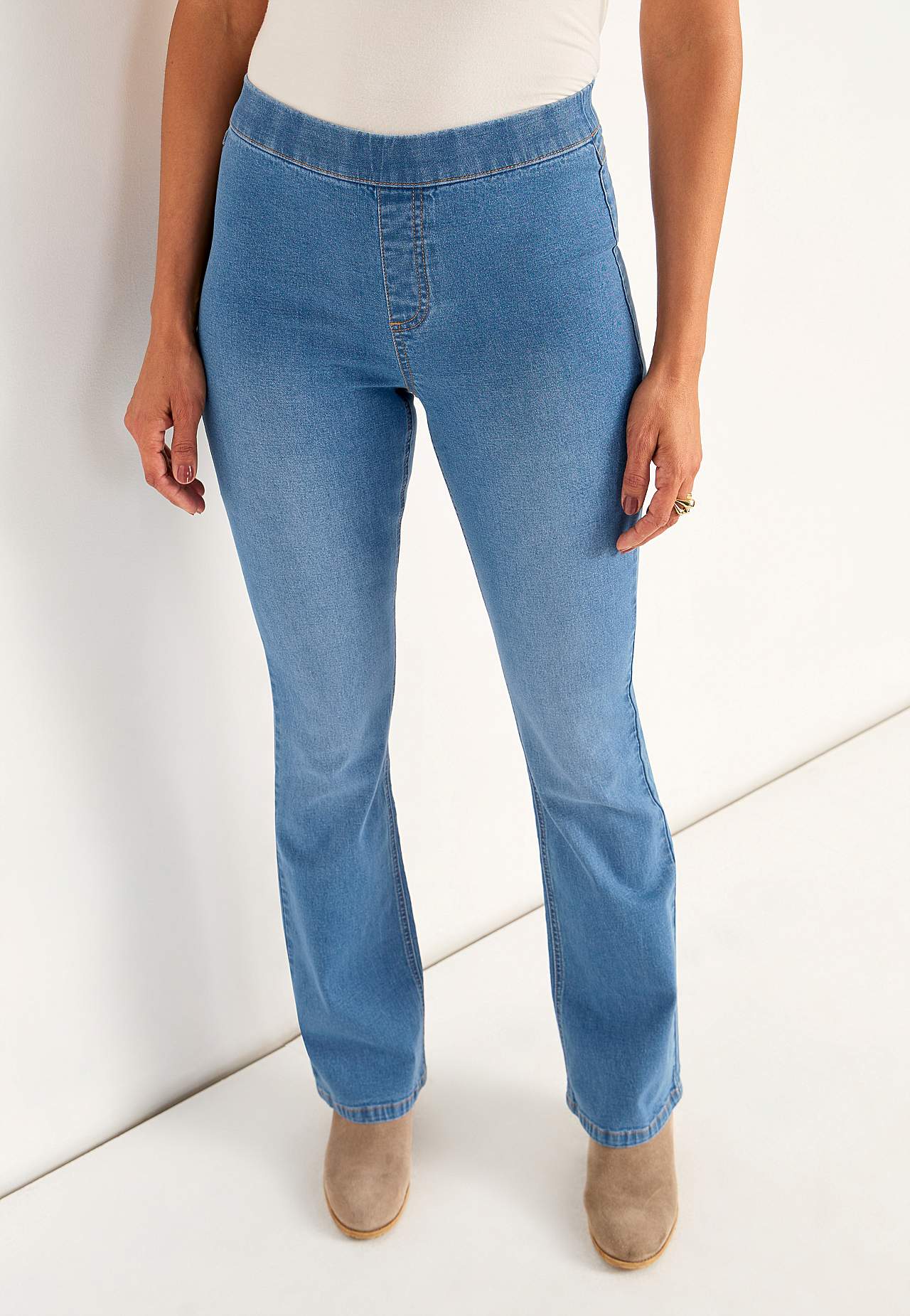 Stretchy jeggings with bootcut