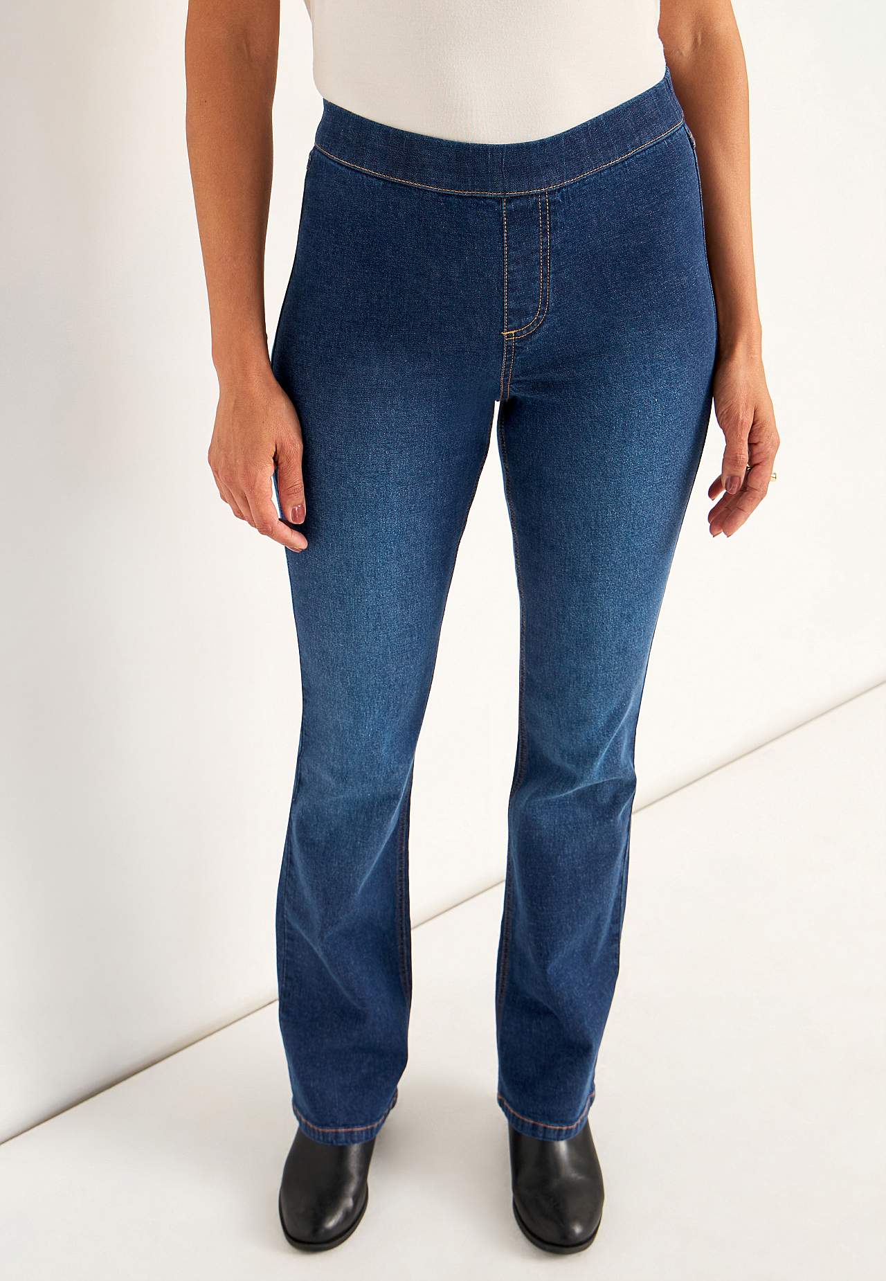 Stretchy jeggings with bootcut