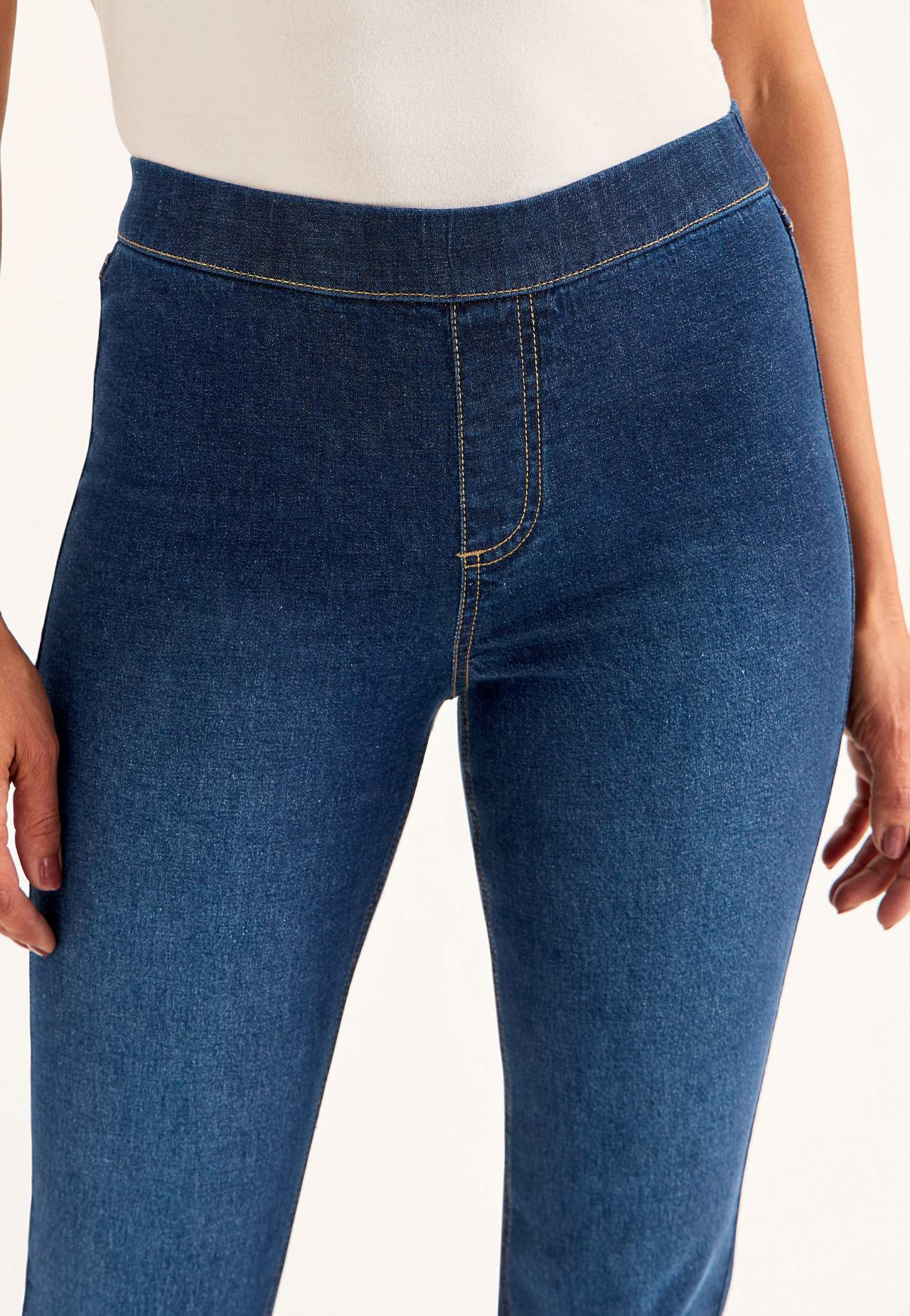 Stretchy jeggings with bootcut