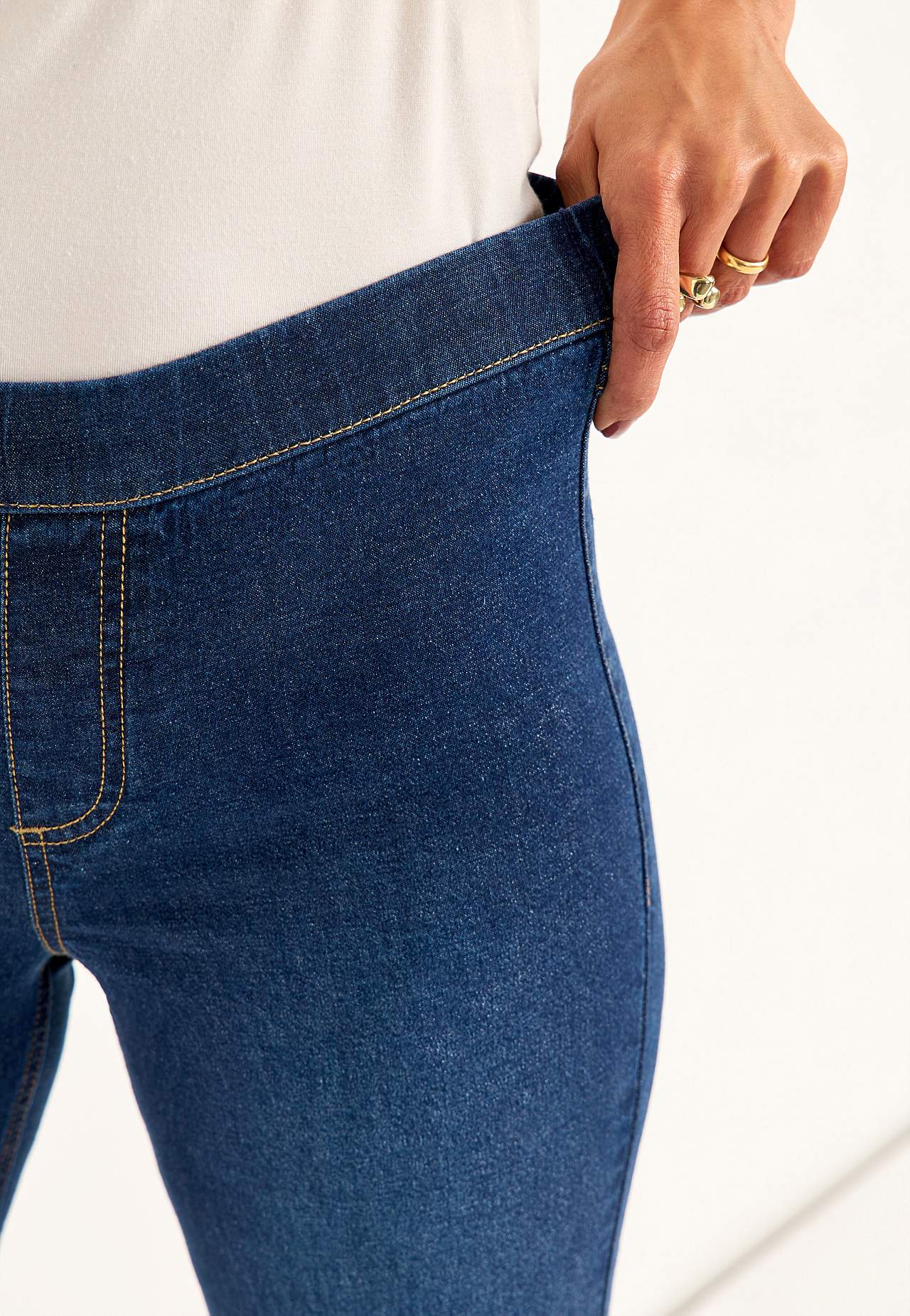 Stretchy jeggings with bootcut